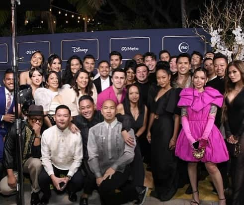 ハリー・シャム・ジュニアさんのインスタグラム写真 - (ハリー・シャム・ジュニアInstagram)「Unofficial welcoming pose and giving love to 🇵🇭 A custom Modern Chinoy Barong with a stunning Pinay serving up the theme just right for the GOLD GALA.  A spectacular night with spectacular people! Congrats to all the honorees for their contribution in moving the needle forward for the AAPI community. A toast to the hard working folks @goldhouseco & @bingchen for hosting the first of many! #goldgala #A100 #aapiheritagemonth  Threads: @vintagallery  Styled by: @warrenalfiebaker & @shelbyrabara」5月23日 9時15分 - harryshumjr