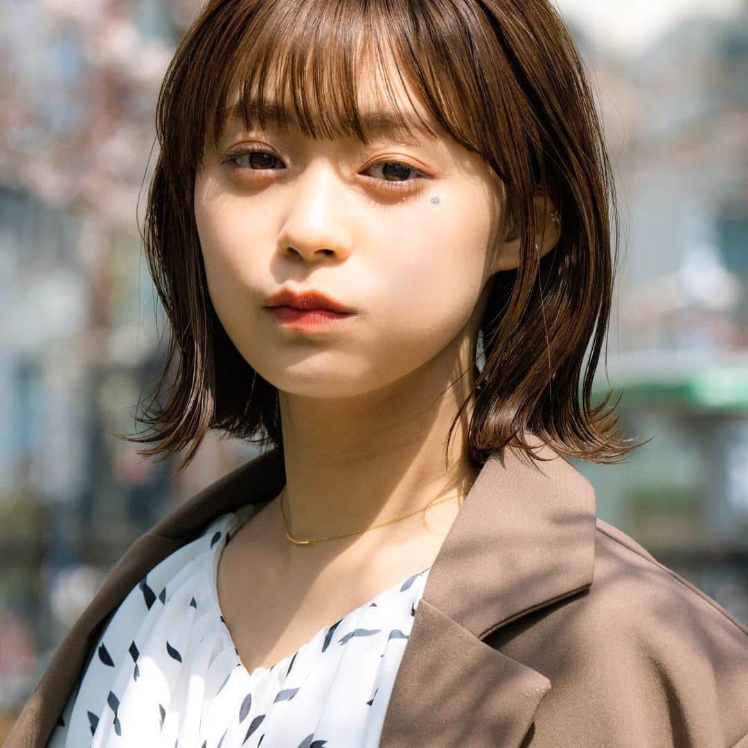 及川天和さんのインスタグラム写真 - (及川天和Instagram)「#夏 に真似したくなる！さくらちゃんミディアムヘアー✨　 大人気のビフォーアフターと最近の写真も🙆‍♂️ スワイプ推奨→→→  髪型が決まらない日の "ちょっ変え"見違えテクニックは内か外て気分を変えれる。  毛先がまとまらかったり。髪型が決まらない日は朝から憂鬱な気分になるもの。  そんな気分までリセットしてくれる、ミディアムヘアです！  #前髪うすめ #ぱっつん前髪  #韓国へア#くびれヘア #韓国スタイル #ワンホン#ワンホンヘア #韓国ヘアスタイル #オリーブグレージュ #韓国風へア #レイヤーカット #ヨシンモリ #くびれ巻き #ヘアカラー#グレージュ #新宿美容室#韓国女子 #小顔カット #顔まわりレイヤー #ミディアム」5月23日 9時31分 - tenhouo