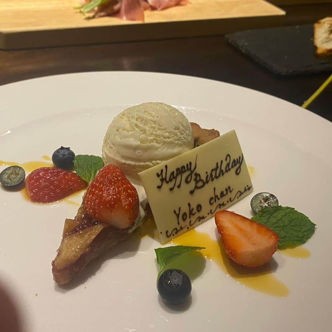 熊田曜子さんのインスタグラム写真 - (熊田曜子Instagram)「We had a joint birthday party for everyone on their birthday this month.  5月のお誕生日のママ達 合同 🌹Birthday Party 🌹 眺めの美しいレストランの広い個室で 美味しいお食事とお酒を頂き 優雅な時間と思いきや✋ 最後の動画を撮影してたら何故か汗だく💦 子供達も一緒に撮影して い〜っぱい笑った🤣  #お誕生日　#birthdayparty #birthday #family #家族　#kids #TikTok撮影」5月23日 10時23分 - kumadayoko