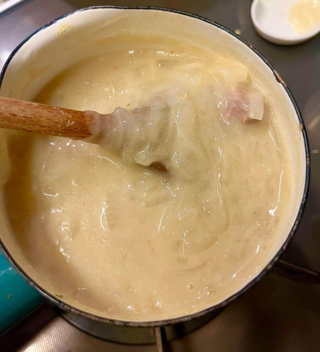 工藤静香さんのインスタグラム写真 - (工藤静香Instagram)「生クリームを使わず豆乳でヘルシーグラタンはいかがでしょうか？  1番下にはカボチャやジャガイモを チンしてから入れます。 そしてお好きな野菜を順番にチンしてから層になるようにいれます。  チンしたみじん切りの玉ねぎと生姜を鍋に入れます。鳥肉も入れます。炒めたら豆乳を入れ、チキンコンソメとハチミツを少し。 そのまま煮詰めても玉ねぎのトロミがでますが、片栗粉を入れても👍   お野菜を入れてある器に流し入れ、チーズをかけてオーブンで焼きます。 塩胡椒で味を整えてください🤏 パンと良く合いますし、ドリアも良いです！」5月23日 11時41分 - kudo_shizuka