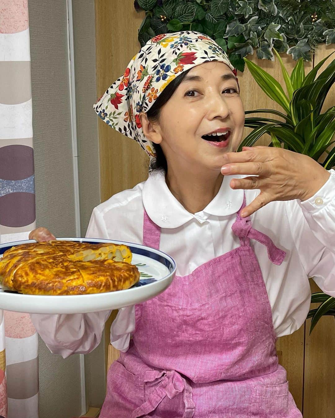 宮崎美子さんのインスタグラム写真 - (宮崎美子Instagram)「皆さん、こんにちは。  昨日、公開しましたYouTubeよしよし。は、お料理『スパニッシュオムレツ』です。  お家で作れる、本格的なスパニッシュオムレツですよ。  材料もとてもシンプル、フライパン一つで作れますよ。  ぜひ、皆さん、YouTubeよしよし。を見て、お家で作ってみてくださいね！  #料理 #スパニッシュオムレツ #宮崎美子 #youtube」5月23日 14時29分 - miyazakiyoshiko.official