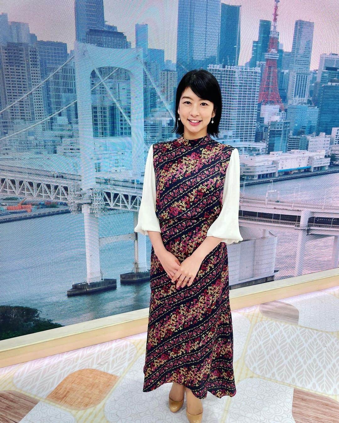 生野陽子さんのインスタグラム写真 - (生野陽子Instagram)「週末のLive News イット！ ご覧いただき、ありがとうございました。  土曜日はシック、 日曜日は花柄のツーピースでした。 ワンピースにも見えますよね☺︎  週明けは子どもたちとスキンシップ多めに過ごします☺︎  #子育て」5月23日 15時29分 - yoko_shono