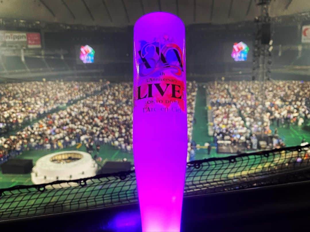 DAIGOさんのインスタグラム写真 - (DAIGOInstagram)「L'Arc-en-Cielさんの30th L’Anniversary LIVE！！  めちゃくちゃ最高でした！最後の虹の時に僕がラルクさんのライブに初めて行ったREINCARNATIONの時の虹とフラッシュバックして、あれから25年経ってるのに同じ場所で虹を歌って演奏しているラルクさんの凄さと、ずっとワクワクさせてくれてる感謝と活動し続けてくれている喜びといろんな感情が湧き上がりました。  どんな大変な状況でも虹が照らしてくれれば頑張れる、心からそう思いました。  #LArcenCiel #LAnniversary #30周年 #HYDE さん #喜矢武豊 #めちゃくちゃ楽しかった #ペンライト降りまくった #肩が痛い」5月23日 15時56分 - daigo_breakerz_