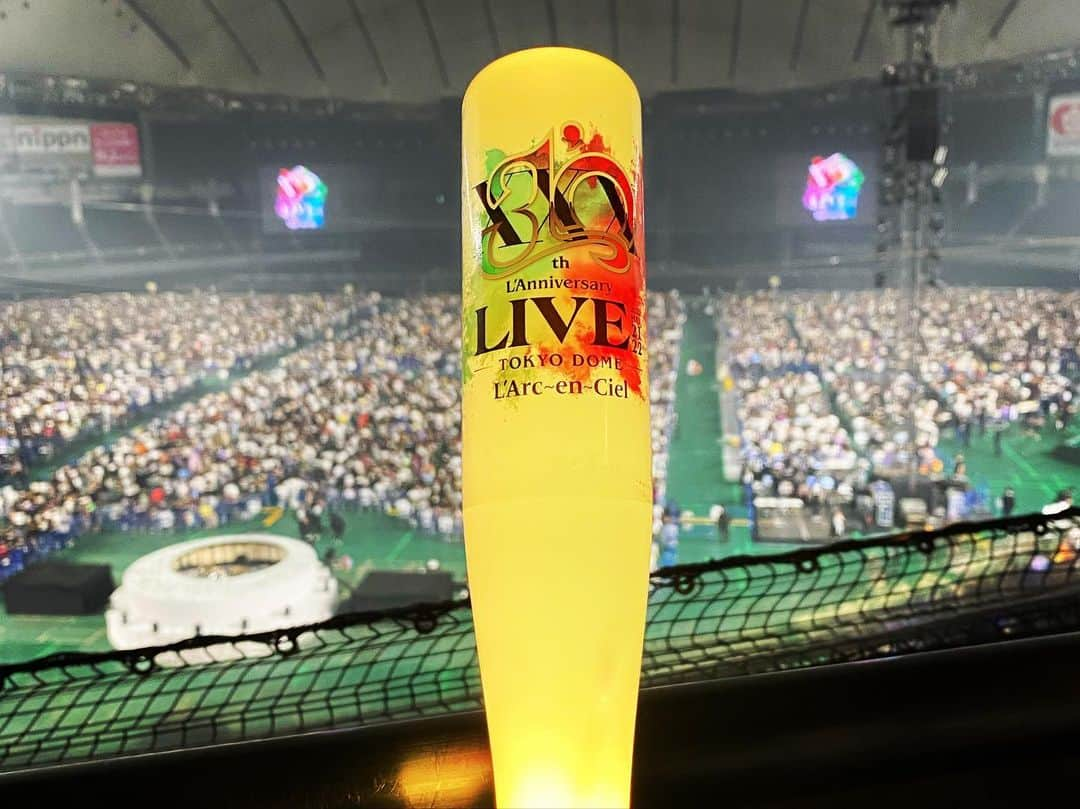 DAIGOさんのインスタグラム写真 - (DAIGOInstagram)「L'Arc-en-Cielさんの30th L’Anniversary LIVE！！  めちゃくちゃ最高でした！最後の虹の時に僕がラルクさんのライブに初めて行ったREINCARNATIONの時の虹とフラッシュバックして、あれから25年経ってるのに同じ場所で虹を歌って演奏しているラルクさんの凄さと、ずっとワクワクさせてくれてる感謝と活動し続けてくれている喜びといろんな感情が湧き上がりました。  どんな大変な状況でも虹が照らしてくれれば頑張れる、心からそう思いました。  #LArcenCiel #LAnniversary #30周年 #HYDE さん #喜矢武豊 #めちゃくちゃ楽しかった #ペンライト降りまくった #肩が痛い」5月23日 15時56分 - daigo_breakerz_