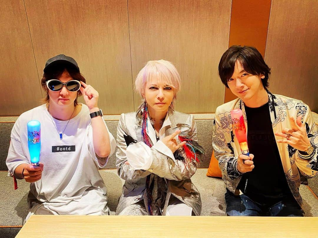 DAIGOさんのインスタグラム写真 - (DAIGOInstagram)「L'Arc-en-Cielさんの30th L’Anniversary LIVE！！  めちゃくちゃ最高でした！最後の虹の時に僕がラルクさんのライブに初めて行ったREINCARNATIONの時の虹とフラッシュバックして、あれから25年経ってるのに同じ場所で虹を歌って演奏しているラルクさんの凄さと、ずっとワクワクさせてくれてる感謝と活動し続けてくれている喜びといろんな感情が湧き上がりました。  どんな大変な状況でも虹が照らしてくれれば頑張れる、心からそう思いました。  #LArcenCiel #LAnniversary #30周年 #HYDE さん #喜矢武豊 #めちゃくちゃ楽しかった #ペンライト降りまくった #肩が痛い」5月23日 15時56分 - daigo_breakerz_