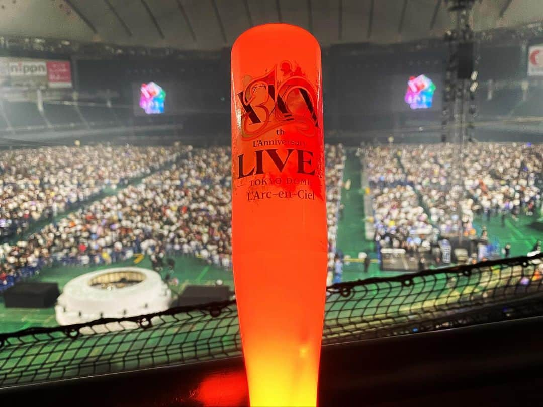 DAIGOさんのインスタグラム写真 - (DAIGOInstagram)「L'Arc-en-Cielさんの30th L’Anniversary LIVE！！  めちゃくちゃ最高でした！最後の虹の時に僕がラルクさんのライブに初めて行ったREINCARNATIONの時の虹とフラッシュバックして、あれから25年経ってるのに同じ場所で虹を歌って演奏しているラルクさんの凄さと、ずっとワクワクさせてくれてる感謝と活動し続けてくれている喜びといろんな感情が湧き上がりました。  どんな大変な状況でも虹が照らしてくれれば頑張れる、心からそう思いました。  #LArcenCiel #LAnniversary #30周年 #HYDE さん #喜矢武豊 #めちゃくちゃ楽しかった #ペンライト降りまくった #肩が痛い」5月23日 15時56分 - daigo_breakerz_