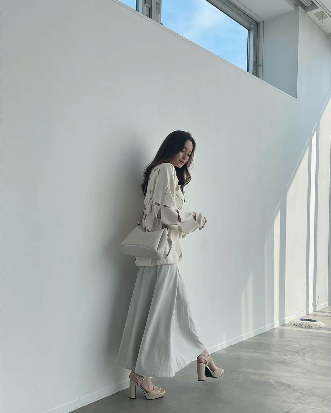 野崎萌香さんのインスタグラム写真 - (野崎萌香Instagram)「撮影の日のしふく☁️  Bag... @polene_paris  Spring knit... @_irene__official_  skirt... @_irene__official_  Sandal... @zara  #もえ服」5月23日 16時16分 - moeka_nozaki