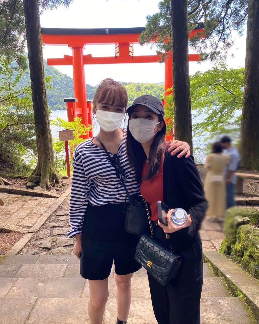 近藤千尋さんのインスタグラム写真 - (近藤千尋Instagram)「sunday⛩🤍 休日は弾丸箱根へ行ってきました🥰 パワーをいただいてきました✨  美味しいもの沢山食べて 温泉にも入れて、、♨️ パワー全開になって 今日からまたお仕事頑張りました💕笑  車の中は永遠にイントロクイズで ずっと笑ってました。笑  まこちん、いつもありがとう❤️  topsが @shinzone_official  bottomが　@noble.jp  shoesが　@therow  ビーサンが　@ipanema.japan  bagが　@thehighlights__official  sunglassesが　@celine  #箱根神社 #パワースポット #九頭龍」5月23日 17時27分 - chipichan.1215