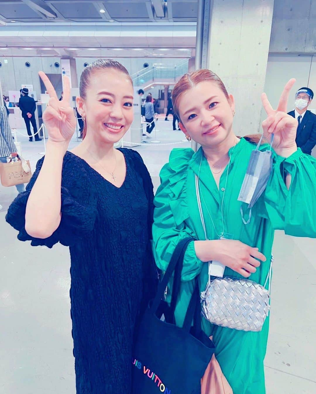 あびる優さんのインスタグラム写真 - (あびる優Instagram)「ビューティーワールドジャパン✨  ヘアメイク💄 @rikancois  衣装ワンピース👗 @reiko_nakane  @lilidia_official  でした☺️🙏  マツゲ界の巨匠👀 @iam_maki.miura  ゴッドハンド✨ @mikatakahashi1971  @mishiilist  にも、会えたよ🥰  @a_biru_official  ありがとうございました😘💕  1枚目スタッフさんのアプリカメラがポスターに反応してるのよ🤣🤪🙌  #thankyou#💋#❤️#ありがとうございました#😊」5月23日 18時04分 - yuabiru74