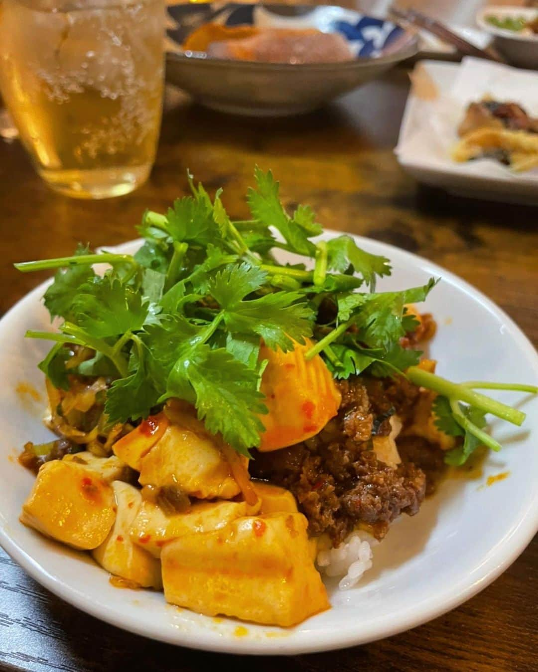 田中良子さんのインスタグラム写真 - (田中良子Instagram)「スタッフさんの豪華手料理🤤　 あかん、美味しすぎてもはや店だった〜🤤 頂いた花を綺麗に撮りたいけど、 めちゃむずい👼🏻  #花を綺麗に撮りたい #撮れない #花束 #お花大好き  #うにと甘エビ #そして #アボカド  #麻婆豆腐 #麻婆丼  #楽しかった😊」5月23日 18時56分 - tanakaryoko102