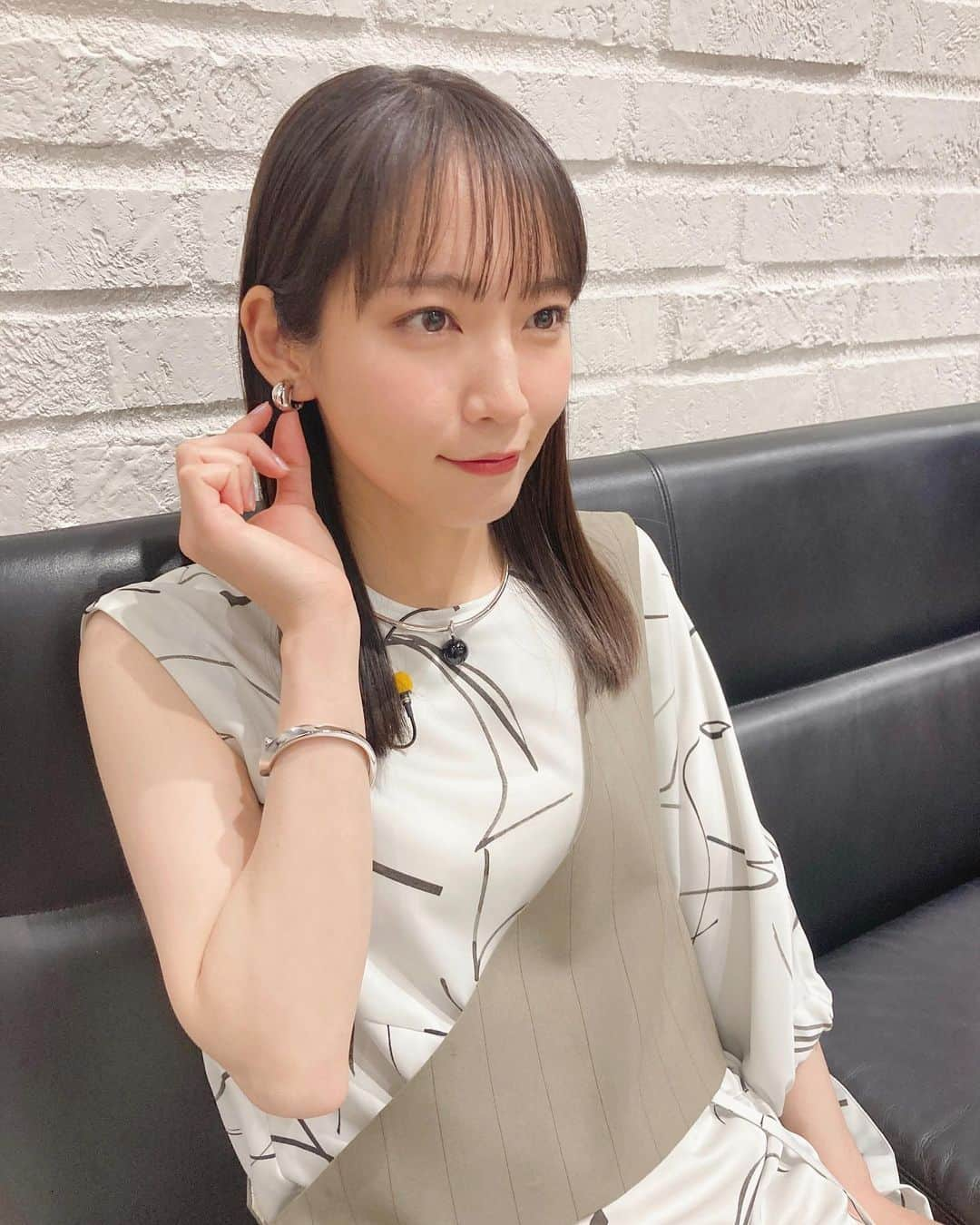 吉岡里帆（マネージャー）さんのインスタグラム写真 - (吉岡里帆（マネージャー）Instagram)「今夜この後20時からはフジテレビ「あしたの内村！！」に吉岡さんが出演しております🐼 お時間ある方はぜひご覧ください🤝  写真は5/19OAの『THE突破ファイル2時間SP』の収録の合間に。 全室で休憩中のお姿です🙏  🐼  #ハケンアニメ！ @hakenanime2022   #いつかの吉岡さん  dress @ujoh.official  vest @ujoh.official  accessories @marge_tokyo shoes @un_tokyo」5月23日 19時48分 - rihoyoshioka_mg