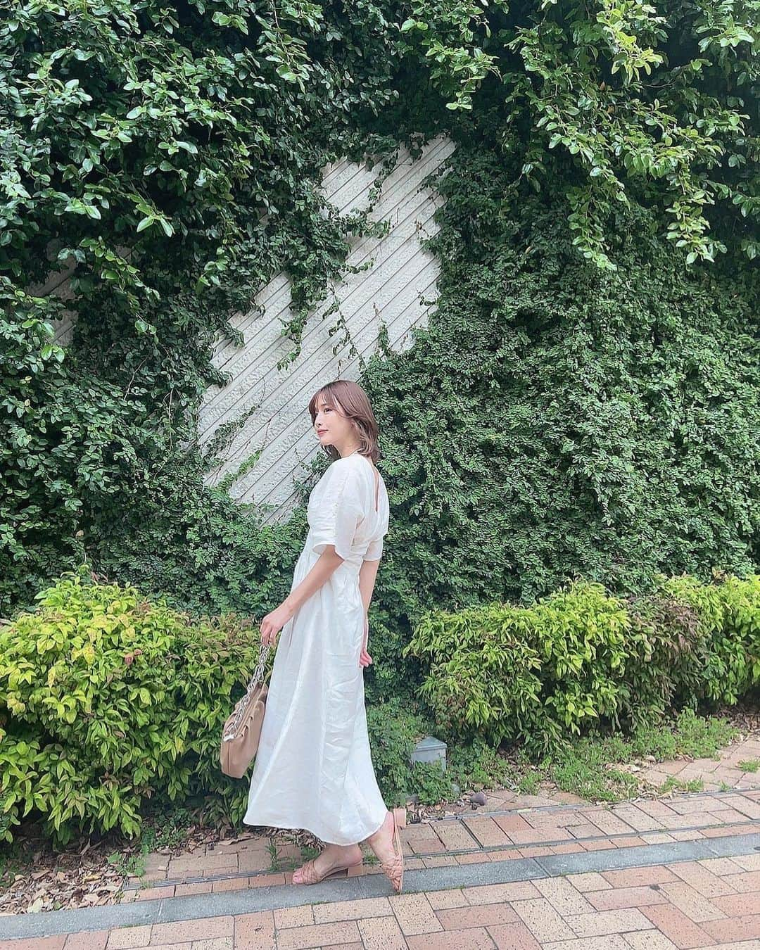 益田アンナさんのインスタグラム写真 - (益田アンナInstagram)「外が気持ちいい季節だね🍃  ナチュラルなコットンワンピースあがる👗  dress⇨( @valmuer_official ) shoes⇨(@shein_japan )  #outfit#style#code#私服  #Valmuer#valmuer_official」5月23日 20時32分 - anna_masuda