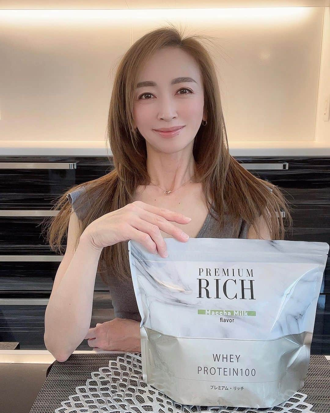 Akiさんのインスタグラム写真 - (AkiInstagram)「探し求めていた理想のプロテイン 見つけたよ💕  @b_st_protein の「PREMIUM RICH ホエイプロテイン」は低糖質&低脂質•飲みやすさ•味にこだわりぬいた ホエイ100プロテイン♡  ダイエットに最適な普段使いができる 究極のホエイプロテイン✨✨  美容と健康に欠かせないたんぱく質はプロテインで 補うようにしてたけど、カロリーが心配だったから これなら安心して飲める😊  身体も美も鍛えてくれる究極のプロテインです🤍  抹茶ミルク•リッチゆず•微炭酸エナジードリンク味の 3種類があるよ🌿  #ビーストプロテイン#バーストプレミアム#リカバリープラス#HMB#ダイエット #サプリ#筋トレ女子#トレーニング女子#トレーニング #トレーニングジム#ジム#ジム女子#宅トレ#美ボディ#くびれ#ヒップアップ#美尻#パーソナルトレーニング#痩せたい#筋肉#ダイエット女子#ボディメイク#筋トレ#bstprotein#diet#slim#bodyslim#bodymake#fitfam#cuerpo」5月23日 20時50分 - aki_0624