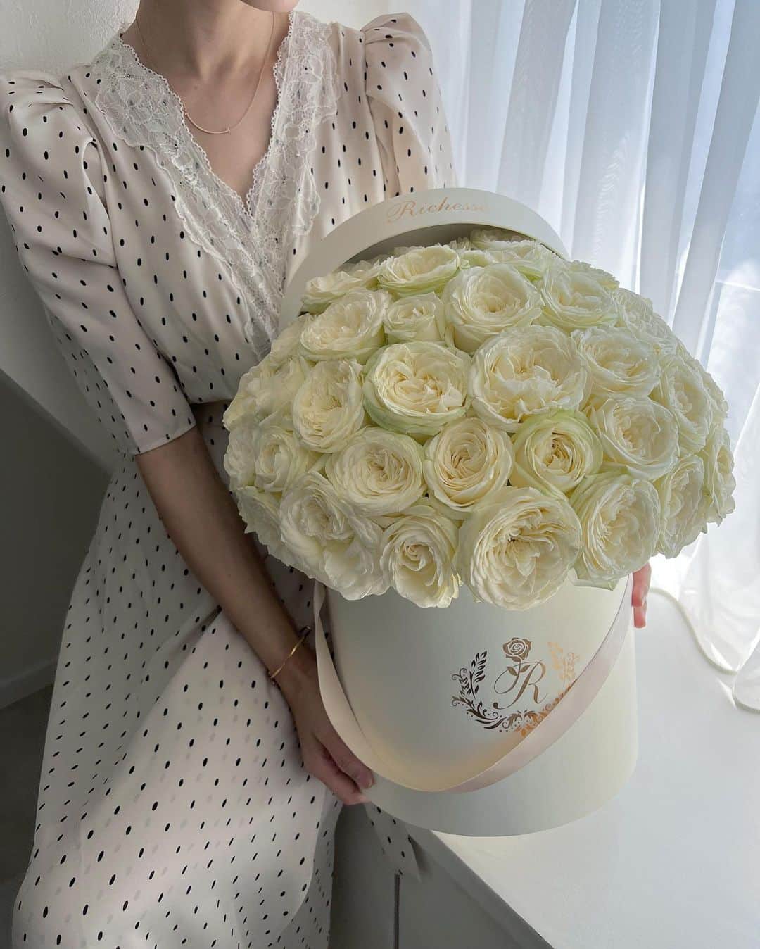 吉田理紗さんのインスタグラム写真 - (吉田理紗Instagram)「Beautiful gift🤍  なんて美しいFlower box💐 50本の薔薇の花言葉は「永遠」だそう🕊  #larichessedesfleurs」5月23日 20時54分 - yoshirisaa