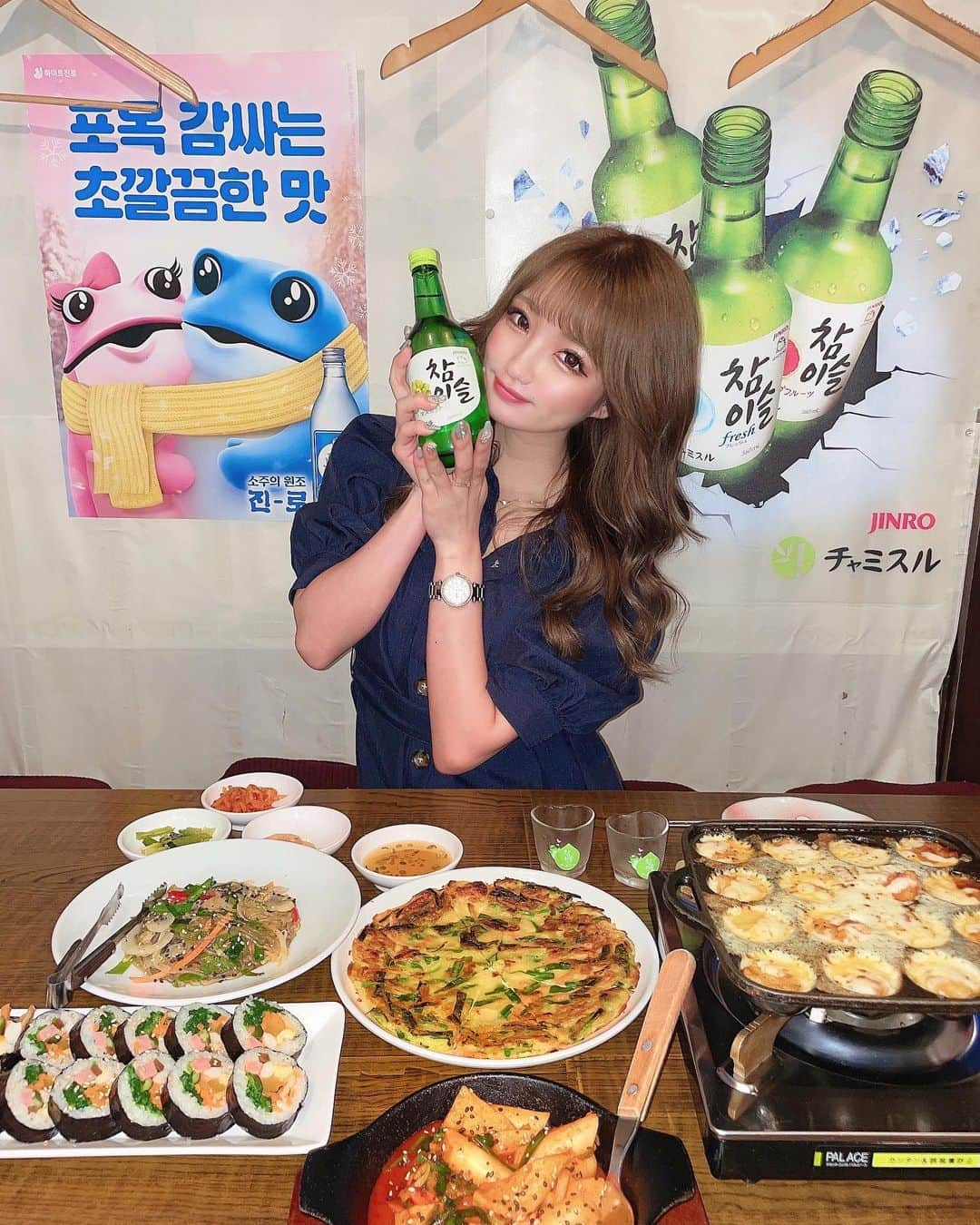 まゆぴちゅーさんのインスタグラム写真 - (まゆぴちゅーInstagram)「新大久保グルメ🍴🇰🇷❤️  ▶︎ 『豚友家(トヌガ)』 @soyeon.tonuga   新大久保の裏路地にある人気店！ 「シューイチ」にも出たことあるお店で、  メイン4種類の中から一つ選べて、 あと、 チャプチェ、キンパ、チヂミ、トッポギ、 おかず3種がついてきてメイン以外の それらはなんと食べ放題！！！  ってゆー超絶お得コースにしたよー🥰❤︎  選べるメインは、人気の “えびチーズフォンデュ🦐🧀”にした💓💓  とろとろチーズが最高でしたっっ♡！  どれも全部美味しくてお腹いっぱいー😋✩ 韓国グルメ好きな方は是非行ってみてねー🐷♪  📍東京都新宿区百人町2-6-61F . . .  PR @soyeon.tonuga #トリドリベース #豚友家 #トヌガ #新大久保グルメ #新大久保ランチ #新大久保ディナー #新大久保飲み #新大久保韓国料理 #韓国料理멕시코 #エビチーズフォンデュ #キンパ #チャプチェ #トッポギ #グルメスタグラム」5月23日 20時55分 - mayu_03pichu