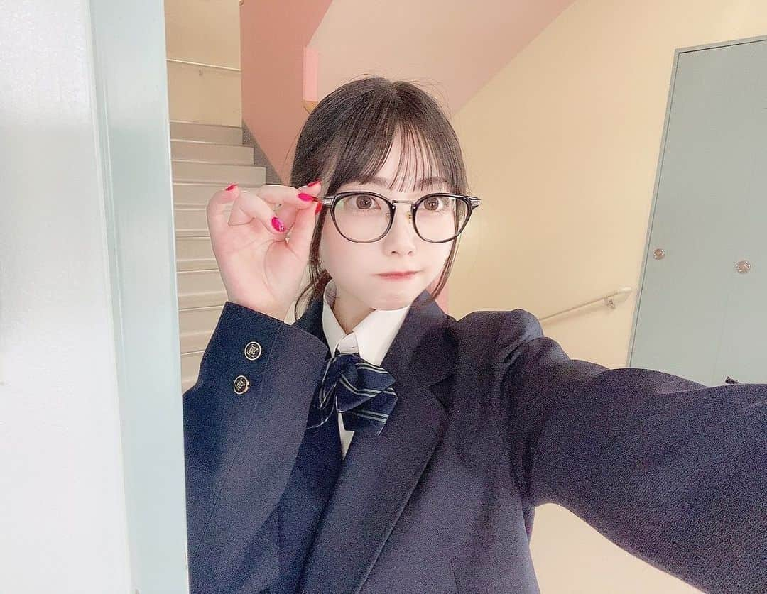  小浜桃奈さんのインスタグラム写真 - ( 小浜桃奈Instagram)「陰キャメガネちゃん(´⚯`)  一日だけ高校生に戻りました🥲 詳しくはまたいつかっ」5月23日 21時10分 - momona_kohama