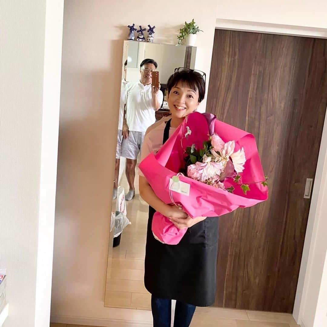 中谷萌さんのインスタグラム写真 - (中谷萌Instagram)「今日は両親の真珠婚式。🪸  30年目の結婚記念日みたい☺️  2人で写真撮るために鏡使ってるの、カワイイ。  これからも仲良くね〜よろしくね〜🥰」5月23日 21時58分 - n_moepi_fbs