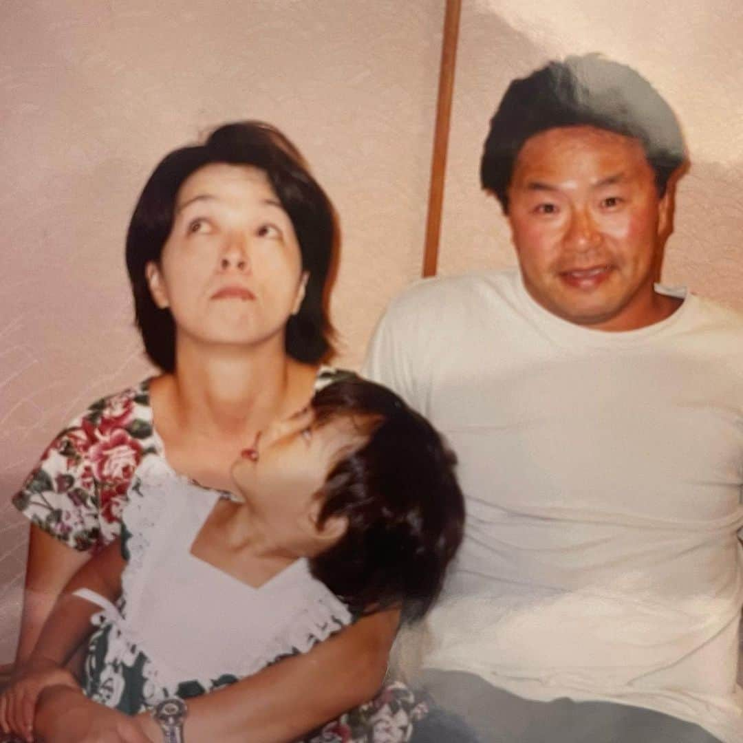 中谷萌さんのインスタグラム写真 - (中谷萌Instagram)「今日は両親の真珠婚式。🪸  30年目の結婚記念日みたい☺️  2人で写真撮るために鏡使ってるの、カワイイ。  これからも仲良くね〜よろしくね〜🥰」5月23日 21時58分 - n_moepi_fbs