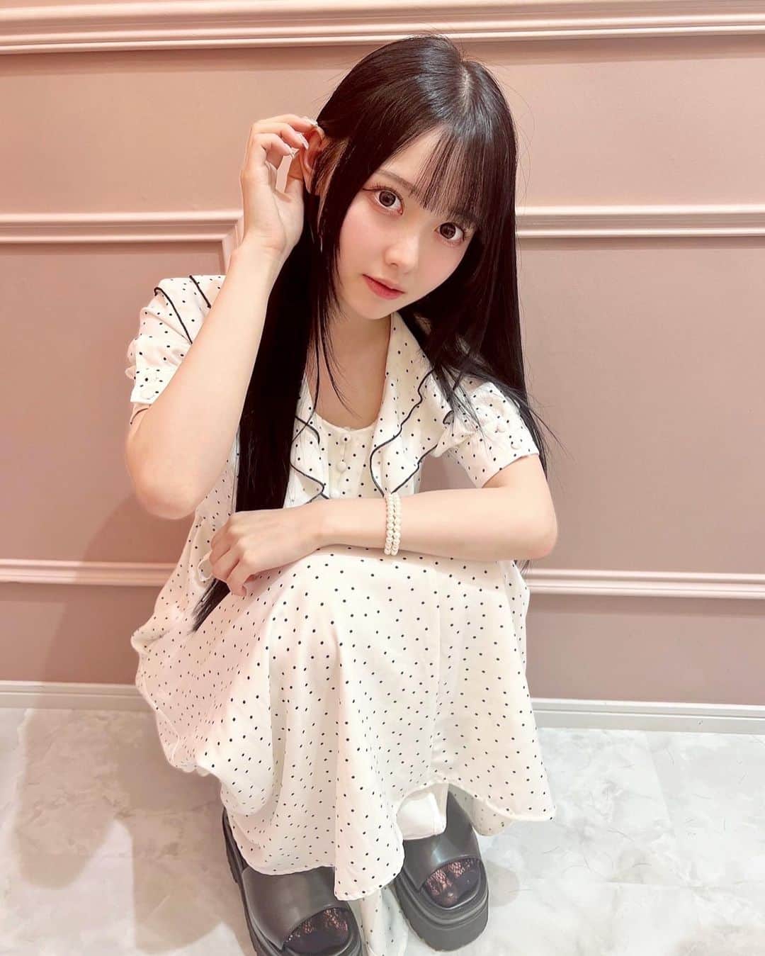 松本ももなさんのインスタグラム写真 - (松本ももなInstagram)「ストレートヘア好き??🎀ིིིིྀ  めずらしくストレートヘア 君のためにいっぱい載せるね🪄✨ すきでしょぉぉ？  定期的にイメチェンしたくなって 髪の毛切っちゃおうかなと思うけど 切るのは一瞬(⸝⸝⸝ᵒ̴̶̷̥́ - ᵒ̴̶̷̣̥̀⸝⸝⸝)  これまで伸ばしてきた 道のりを思い出してとどまる！今ココ🙋‍♀️  お姫様トリートメントと ブルーブラックにしてもらったよー🎀ིིིིྀ つやつや～さらさら～🫧  @otaku_hairdresser さん いつもありがとうございますᕱ⑅ᕱ  #ブルーブラック #トリートメント #髪質改善 #ヘアカラー #ヘアカタログ #透明感カラー #透明感 #straighthair #longhair #ロングヘア #ストレートヘア #kawaiigirl #japanesegirl #japanese」5月23日 22時30分 - momona.1012