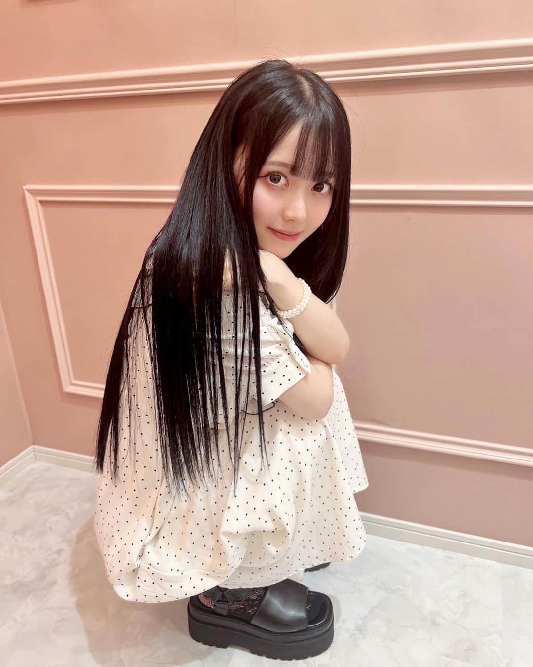 松本ももなさんのインスタグラム写真 - (松本ももなInstagram)「ストレートヘア好き??🎀ིིིིྀ  めずらしくストレートヘア 君のためにいっぱい載せるね🪄✨ すきでしょぉぉ？  定期的にイメチェンしたくなって 髪の毛切っちゃおうかなと思うけど 切るのは一瞬(⸝⸝⸝ᵒ̴̶̷̥́ - ᵒ̴̶̷̣̥̀⸝⸝⸝)  これまで伸ばしてきた 道のりを思い出してとどまる！今ココ🙋‍♀️  お姫様トリートメントと ブルーブラックにしてもらったよー🎀ིིིིྀ つやつや～さらさら～🫧  @otaku_hairdresser さん いつもありがとうございますᕱ⑅ᕱ  #ブルーブラック #トリートメント #髪質改善 #ヘアカラー #ヘアカタログ #透明感カラー #透明感 #straighthair #longhair #ロングヘア #ストレートヘア #kawaiigirl #japanesegirl #japanese」5月23日 22時30分 - momona.1012