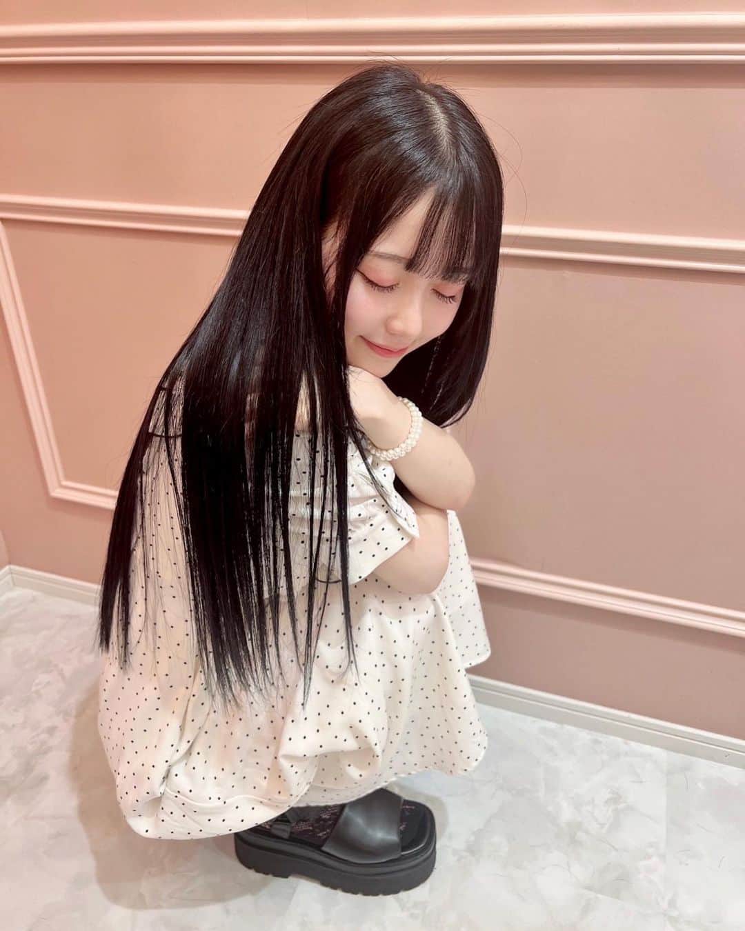 松本ももなさんのインスタグラム写真 - (松本ももなInstagram)「ストレートヘア好き??🎀ིིིིྀ  めずらしくストレートヘア 君のためにいっぱい載せるね🪄✨ すきでしょぉぉ？  定期的にイメチェンしたくなって 髪の毛切っちゃおうかなと思うけど 切るのは一瞬(⸝⸝⸝ᵒ̴̶̷̥́ - ᵒ̴̶̷̣̥̀⸝⸝⸝)  これまで伸ばしてきた 道のりを思い出してとどまる！今ココ🙋‍♀️  お姫様トリートメントと ブルーブラックにしてもらったよー🎀ིིིིྀ つやつや～さらさら～🫧  @otaku_hairdresser さん いつもありがとうございますᕱ⑅ᕱ  #ブルーブラック #トリートメント #髪質改善 #ヘアカラー #ヘアカタログ #透明感カラー #透明感 #straighthair #longhair #ロングヘア #ストレートヘア #kawaiigirl #japanesegirl #japanese」5月23日 22時30分 - momona.1012