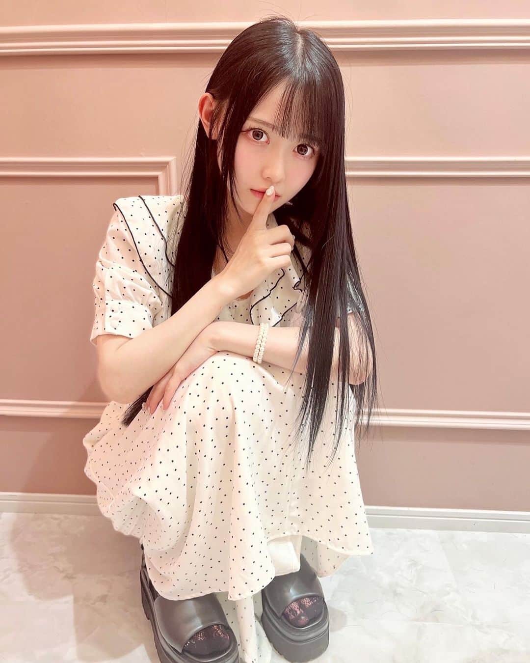 松本ももなさんのインスタグラム写真 - (松本ももなInstagram)「ストレートヘア好き??🎀ིིིིྀ  めずらしくストレートヘア 君のためにいっぱい載せるね🪄✨ すきでしょぉぉ？  定期的にイメチェンしたくなって 髪の毛切っちゃおうかなと思うけど 切るのは一瞬(⸝⸝⸝ᵒ̴̶̷̥́ - ᵒ̴̶̷̣̥̀⸝⸝⸝)  これまで伸ばしてきた 道のりを思い出してとどまる！今ココ🙋‍♀️  お姫様トリートメントと ブルーブラックにしてもらったよー🎀ིིིིྀ つやつや～さらさら～🫧  @otaku_hairdresser さん いつもありがとうございますᕱ⑅ᕱ  #ブルーブラック #トリートメント #髪質改善 #ヘアカラー #ヘアカタログ #透明感カラー #透明感 #straighthair #longhair #ロングヘア #ストレートヘア #kawaiigirl #japanesegirl #japanese」5月23日 22時30分 - momona.1012