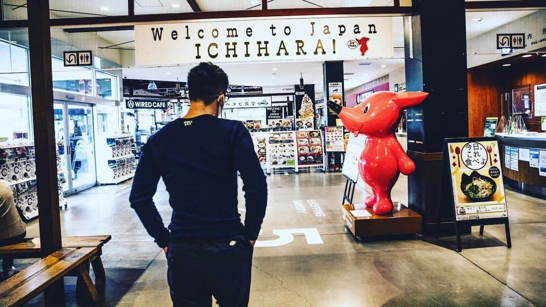 市原隼人さんのインスタグラム写真 - (市原隼人Instagram)「市原が市原に。 …それだけ…。笑  天気がいいとテンションが上がり、天気が悪いと気持ちも落ちる単純な人間です。  新たな作品にクランクインして帰り道、こんなサービスエリアに寄りたくなって、1人でテンション上がってる俺…。  はい…単純な性格です。 #市原sa #市原 #クランクイン」5月23日 22時37分 - hayato_ichihara