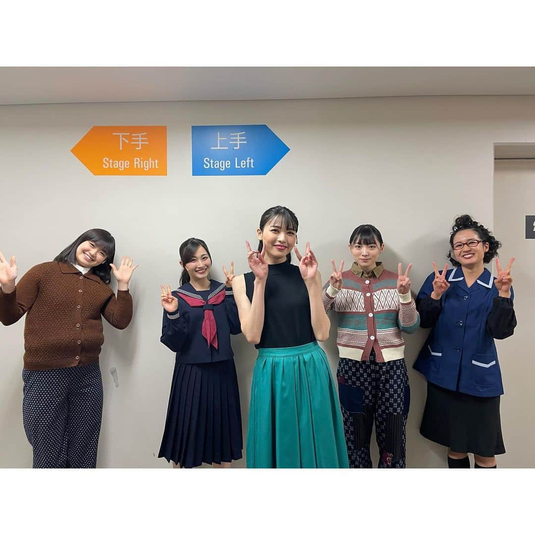 太田夢莉さんのインスタグラム写真 - (太田夢莉Instagram)「本日、舞台「#フラガール − dance for smile –」千秋楽を終えました！足を運んでくださった皆様、ありがとうございました！ 千秋楽前後で撮っていただいた写真を何枚か🤳🏻(3枚は別日です)  2枚目は、まどか先生役の矢島舞美さん！容姿もお心もお芝居も全てお美しき方です！まどか先生がプレゼントを置いてくださっていました。中に入っているメッセージは私だけのものにします🤭  4枚目は、小百合役の大串有希さん！2歳しか変わらないとは思えないしっかりさと、演技力！ぐししゃんがいると安心です！小百合のお腹をむにむにするのが日課でした🧏🏻‍♂️  5枚目は、フラガールの初期メンバー。向かって左から、小百合、紀美子、早苗、初子さん。この後、どんどん増えていきました！  6枚目は、光夫役の濱田和馬さん！舞台中では同じシーンはほとんどありません！が、本番が始まってからお互いがAB型ということを知り、不仲になりました😑(なんで)  7枚目は紀美子役の、潮紗理菜ちゃん！この写真、お気に入りなんです。性格が全然違うからこそ、一緒に紀美子と早苗ができて楽しかったし、メイク中に話す時間も好きでした。昨日やっと、唯一の共通点も見つけました😂いちざんいっかタオル、お手紙もありがとう👭🏻  6月に、TBSチャンネル1にて放送が決定いたしました！今回観られなかった方にも観ていただきたいです！  ゴー！フラガール！🌺」5月23日 22時43分 - yustagram12