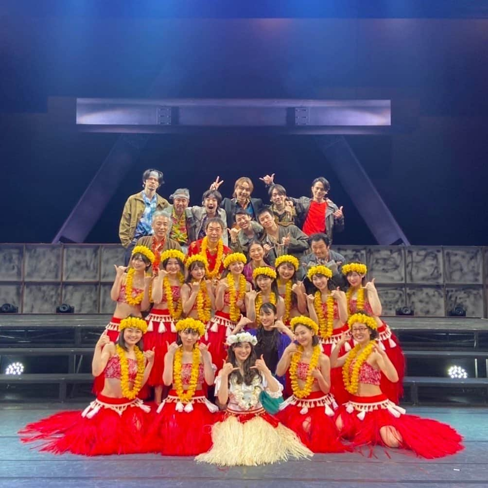 太田夢莉さんのインスタグラム写真 - (太田夢莉Instagram)「本日、舞台「#フラガール − dance for smile –」千秋楽を終えました！足を運んでくださった皆様、ありがとうございました！ 千秋楽前後で撮っていただいた写真を何枚か🤳🏻(3枚は別日です)  2枚目は、まどか先生役の矢島舞美さん！容姿もお心もお芝居も全てお美しき方です！まどか先生がプレゼントを置いてくださっていました。中に入っているメッセージは私だけのものにします🤭  4枚目は、小百合役の大串有希さん！2歳しか変わらないとは思えないしっかりさと、演技力！ぐししゃんがいると安心です！小百合のお腹をむにむにするのが日課でした🧏🏻‍♂️  5枚目は、フラガールの初期メンバー。向かって左から、小百合、紀美子、早苗、初子さん。この後、どんどん増えていきました！  6枚目は、光夫役の濱田和馬さん！舞台中では同じシーンはほとんどありません！が、本番が始まってからお互いがAB型ということを知り、不仲になりました😑(なんで)  7枚目は紀美子役の、潮紗理菜ちゃん！この写真、お気に入りなんです。性格が全然違うからこそ、一緒に紀美子と早苗ができて楽しかったし、メイク中に話す時間も好きでした。昨日やっと、唯一の共通点も見つけました😂いちざんいっかタオル、お手紙もありがとう👭🏻  6月に、TBSチャンネル1にて放送が決定いたしました！今回観られなかった方にも観ていただきたいです！  ゴー！フラガール！🌺」5月23日 22時43分 - yustagram12