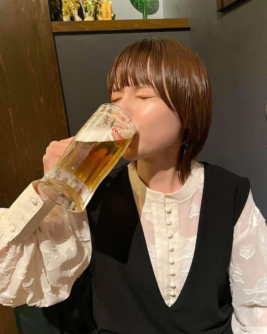 樺澤まどかさんのインスタグラム写真 - (樺澤まどかInstagram)「ビールすきすき🍺  美味しすぎ美味しすぎ美味しすぎプハー🍺  ビールに向けた笑顔が魔女すぎてワロタ  写真は 同期というかよっ友というか 知り合いというか顔見知りの LEGOに似てる同僚が撮ってくれました🧱  #樺澤まどか  #ビール #ジョッキ #ビールジョッキ #オリオンビール #beer #沖縄料理 #沖縄 #ショート #ショートヘア #ショート女子 #ウルフカット #ウルフ女子 #ウルフ #マッシュウルフ #マッシュ #春 #spring #springfashion #プハー」5月23日 22時57分 - kabasawa_madoka