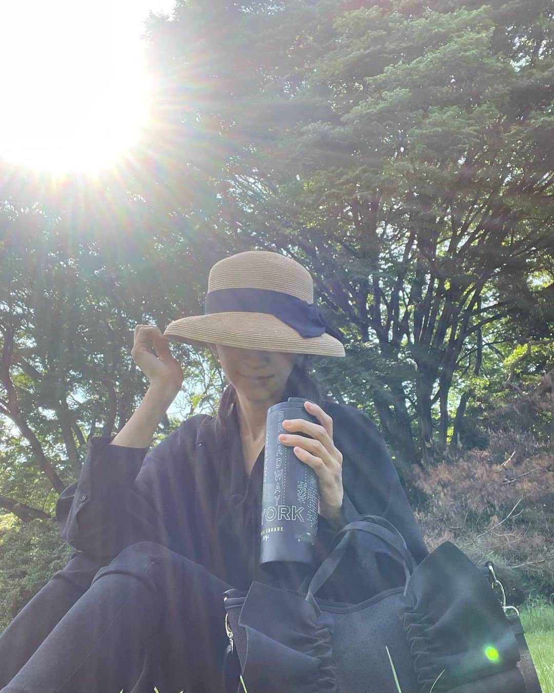 木本泉さんのインスタグラム写真 - (木本泉Instagram)「- 半袖着たいけど、、、日傘をさせる状態でもないので笑🌂風邪通しの良いワンピースで🌿 暑さか紫外線対策、、、どっちを優先させるか笑  広場は気持ちが良い✨✨✨」5月23日 23時25分 - izumikimoto