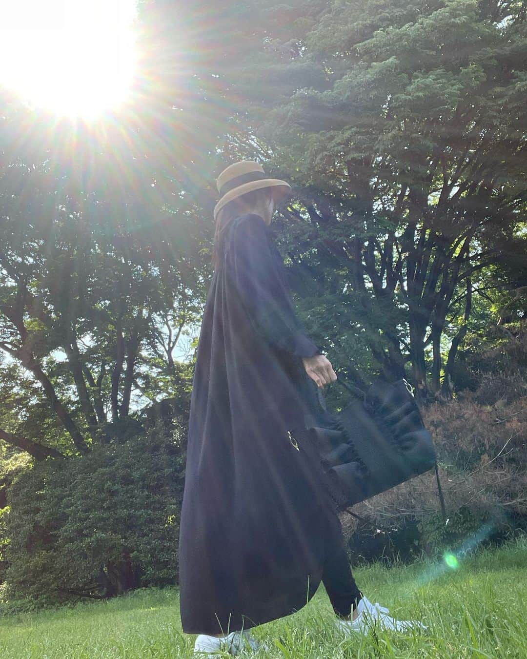 木本泉さんのインスタグラム写真 - (木本泉Instagram)「- 半袖着たいけど、、、日傘をさせる状態でもないので笑🌂風邪通しの良いワンピースで🌿 暑さか紫外線対策、、、どっちを優先させるか笑  広場は気持ちが良い✨✨✨」5月23日 23時25分 - izumikimoto