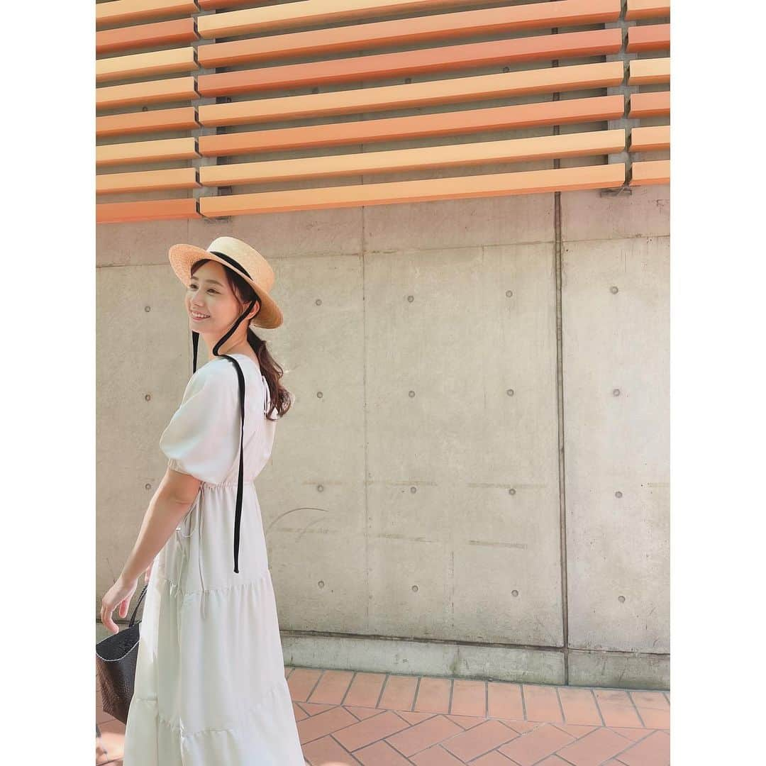 篠原真衣さんのインスタグラム写真 - (篠原真衣Instagram)「暖かい日が増えてきたので自分の誕生日プレゼントに買ったco×co @coxco_official の5wayワンピース着れたー!! お気に入りの @tahtokyo の帽子と @walls_osaka のカゴバッグと共にー♡  残布で作られたワンピース。 カラーによって素材が違ってブラックはペットボトルで出来てるんだって。 生地はどのカラーも気持ちいい。 @ayupooonn さんの想いとこだわりがたっぷり詰まったワンピースは身に纏うと元気になる☀️ やっぱり愛が詰まっているものって良いなぁ。 そして色んな着方が出来るし、さっと脱げてさっと着られるので撮影の日なんて最高。 大きいポケットもついてて、こんなに優秀なのにこんなに可愛いのかよっ。と大きい声出したくなる笑。凄いなぁ。 環境問題のことは勿論、人としても1番大切なことは何かを気づかせてくれるあゆみさん、co×co、あゆみさんの周りの皆さん。 本当に愛がたっぷり学ぶことだらけ。  逞しく、なんでも乗り越えてハッピーに変えるその力は地球にもっとhappyなパワーを届けて行けるだろうなぁ🌍 co×coで沢山愛に触れて 私もできる限り地球に優しいお手伝いをさせてもらいたいなと思ってます✨  #coxco #sdgs #環境問題 #社会問題#サスティナブル#ootd#洋服の篠原」5月23日 23時49分 - shinomai425