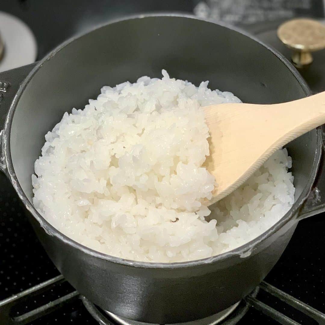 吉村優さんのインスタグラム写真 - (吉村優Instagram)「* 最近👶🏻寝かしつけで寝落ちして 変な時間に起きてしまう事が多くて 寝ても疲れが取れないと感じるのは、、 歳のせいなのかな、、、😱😅 * ボク👶🏻は離乳食が始まってから毎日食べ盛りで、、、 お米よりおかず派なはずだけど それでもお米の消費量が格段に増加👏 たけのこご飯も今年は3回〜🍚 味覚は３歳までが大事！と聞くと 今まで以上に食材にもこだわってしまうので、、 今回のお米は宮城産小粒の無農薬米にしました〜🙌 これから食事量が増えても、おかず派だと困るので ご飯の美味しさにも目覚めてくれますように、、、 * #離乳食 #離乳食完了期 #無農薬 #staub #炊き込みご飯」5月24日 2時23分 - yuyoshimura87