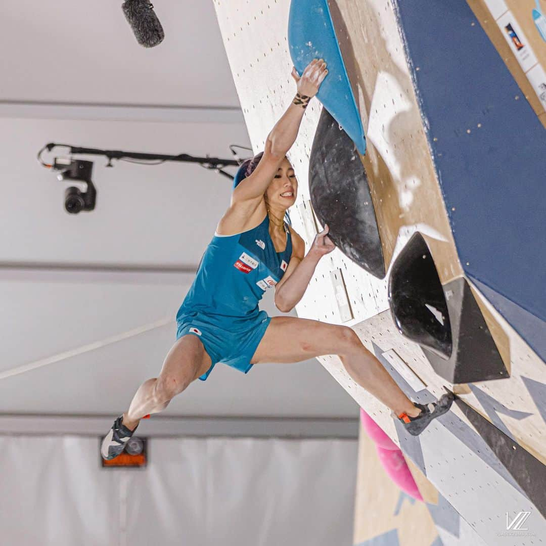 野中生萌さんのインスタグラム写真 - (野中生萌Instagram)「Although there was a time when competition was canceled due to the pandemic, or a time when I was mostly focused on Olympics, it's been four years since last time I stood on a bouldering World cup podium🤯 I've been seeking something, like I was always searching for some kind of answer.  For some unknown reason, I've been going through inner conflict for a long time. The inner conflict always seemed to be caused by different reasons. It's difficult to explain, but it felt uncomfortable…But this time, I felt like I understood the unknown instinctively.  Climbing always help me to grow. And last night, I felt so grateful for the time and difficulties that are given to me. And for those who always believe in me and support me, I truly thank you from bottom of my heart ❤️   コロナで試合が無くなったり、オリンピックをメインにフォーカスしていた時期はありましたが、ボルダリングのW杯で表彰台にのるのは四年ぶりでした🤯 常に模索して何か答えを探してた。 ずっとずっと何かと葛藤してた。 その何かはいつも違って輪郭がはっきりしたものではなくて、例えるのは難しいけどそんなモヤッとした感じ。 でも今回、その何か分かってなかったモノを、感覚的に掴めた気がしました。 クライミングはいつも私を成長させてくれて、自分に与えられている時間や困難、出来事全てをとてもありがたく感じた昨晩。 そしていつも期待して見守ってくれる皆さんに、心から感謝、ありがとう！😊 Pic by @vladek_zumr」5月24日 5時41分 - nonaka_miho