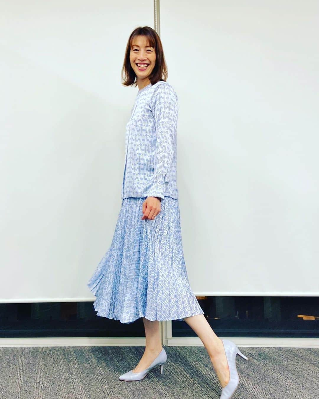 寺川綾さんのインスタグラム写真 - (寺川綾Instagram)「報道ステーション衣装👗 5/20.o.a.分です✨✨ スルンっとしたお洋服💙 涼しげな色味も素敵でした🥰 #報道ステーション  #5月20日  #オンエア  #ジオメトリックプリント  #epoca  #ピアス  #リング  #nomg  #シルバーアクセサリー  #東山pr  #パンプス  #diana  #ダイアナ  #衣装  #ありがとうございました🙏」5月24日 9時22分 - terakawaaya_official