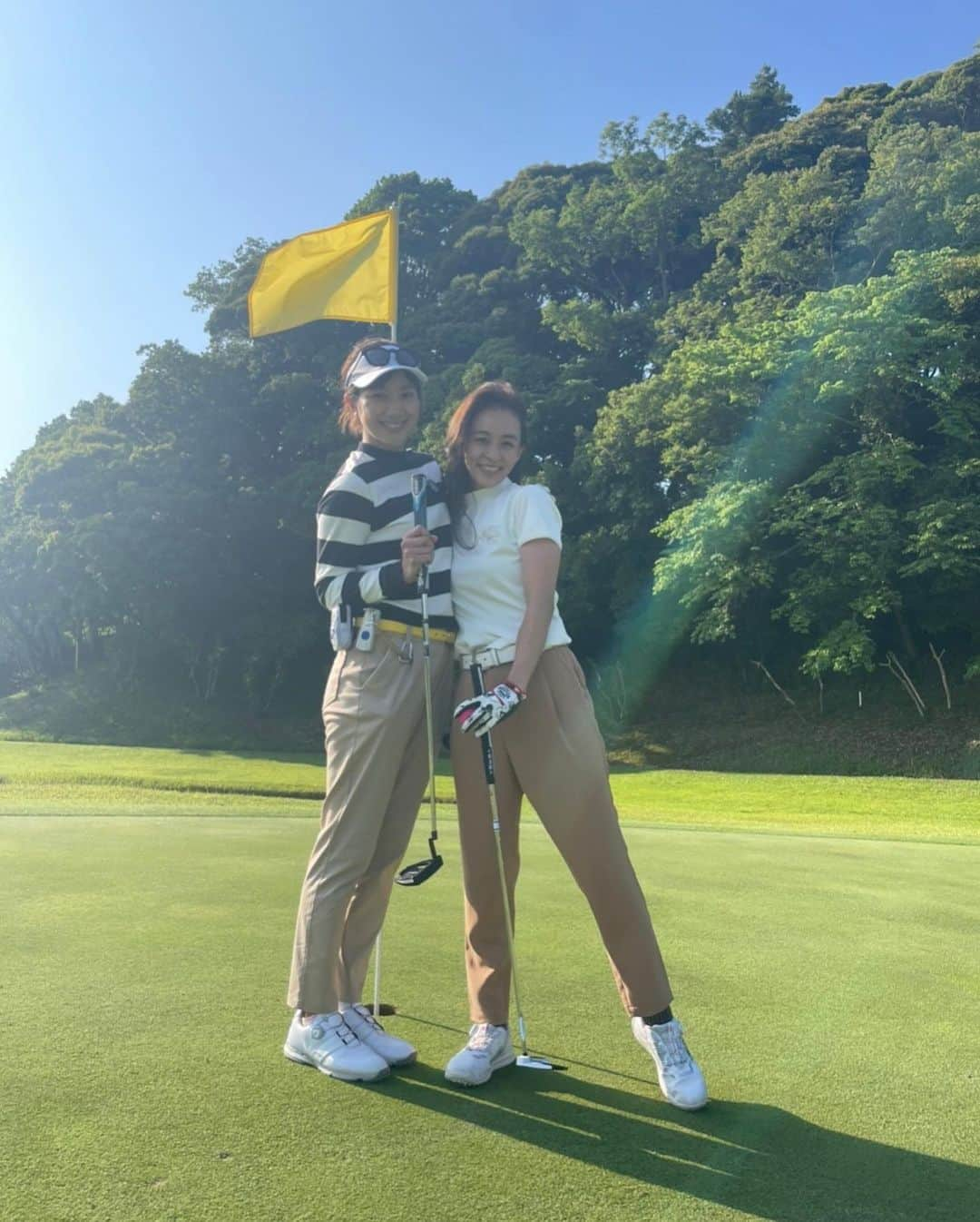 潮田玲子さんのインスタグラム写真 - (潮田玲子Instagram)「またまた行ってまいりました🏌️‍♀️ もうハマりすぎちゃってどうしましょう😂😂☝️笑笑 平日に限り隙あらば…ね😅  @riiiiiie611 ちゃんとお初⛳️  楽しすぎて笑いまくって仲良く同スコアの103🤣☝️  バーディーとってパーとってもスコア103って他どんだけ叩いてんのよ😮‍💨😀←自分自身に喝🤛  今悩みのアプローチだれか教えてください😭☝️  次こそはまた100切ってやるんだからぁ〜🤣🤣🤣  #ゴルフ #1番楽しい時 #田中理恵ちゃんと #シューイチファミリー #シューイチ #キョーイチ #そんなことでゲラゲラ🤣 #お天気にも恵まれて #楽しすぎたな #ゴルフ女子」5月24日 11時08分 - reikoshiota_official