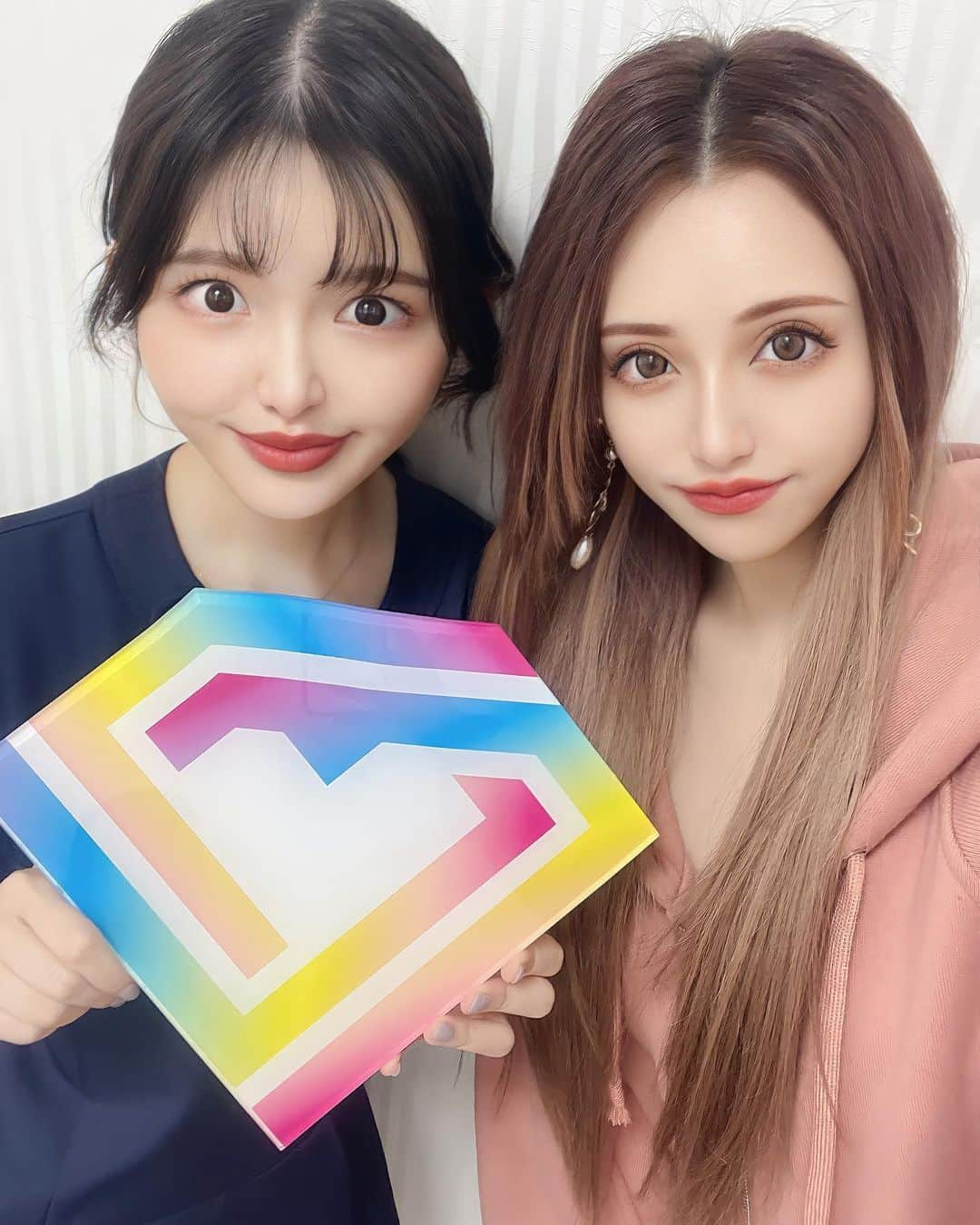 桜井莉菜さんのインスタグラム写真 - (桜井莉菜Instagram)「友達に紹介してもらって、 東京中央美容外科渋谷西口院の ゆいこ先生 @tcb_takayanagi のところに行ってきた😍 可愛くて腕も良きで有名なゆいこ先生❤️ 【 @tcb_shibuyanishiguchi 】 先生はおっぱいでも超有名な先生で、先生のインスタ見たらふわモテバストだらけで一生見てられるw やっぱり女でも見てしまうよね〜😂 お肌の相談で行ったつもりが、 おっぱいの事のが気になって興味あり過ぎて、そっちのカウンセリングの方が激長くなったのはナイショの話🙈w 結局最後にお肌の相談のってもらってニキビのお薬もらって帰って来た🥰 先生のお肌が綺麗過ぎたから、説得力ありすぎ🥹✨ 歳とったり、授乳後とかはどーしてもおっぱい縮んで悩んで相談に来る人がやっぱり多いみたい🫣 凄く為になるお話いっぱい聞けた🥰 さて。今から大阪観光しまーす😎😎😎😎😎  #東京中央美容外科#美容外科 #東京中央美容外科渋谷西口院#TCB#美容クリニック#バストアップ#TCB式ヒアルロン酸豊胸#豊胸ならTCB東京中央美容外科#渋谷西口#美容医療#PR」5月24日 13時18分 - rina__sakurai