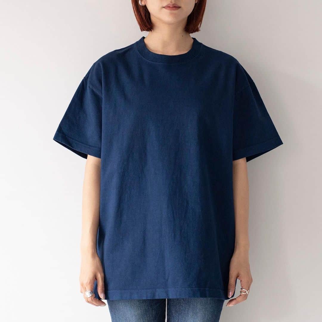 Aya（高本彩）さんのインスタグラム写真 - (Aya（高本彩）Instagram)「Sustainable tshirt -藍染- の受注販売も開始してます🌳 @asebi___  made in japan ¥12,000 税込  受注期間 2022.05.23 21:00〜2022.05.28 23:59迄  お届け予定 7月中旬  海外からはジャパンブルーと呼ばれ、日本を象徴する色でもある藍染。  日本における藍の歴史は、奈良時代に遡ると言われています。  藍は、古来から薬草として非常に重宝されているように防虫効果や消臭効果、抗菌作用など多くの効果効能を持つ植物です。  藍染の青は、化学や人工的なものでは表現出来ない、自然を感じることのできる青色です。  ＊天然染の為少しムラ感がございます。  ［S］ 着丈　63cm 身幅　52cm 肩幅　44cm 袖丈　15cm  ［M］ 着丈　67cm 身幅　56.5cm 肩幅　50cm 袖丈　18cm  ［L］ 着丈　71.5cm 身幅　61cm 肩幅　56cm 袖丈　20cm  ［XL］ 着丈　76cm 身幅　65.5cm 肩幅　62cm 袖丈　22cm  ［Sustainable tshirt］ リサイクルコットン(縫製工場で不要になった裁断くず)とオーガニックコットンをブレンドした※Texloopを使用し、肌触り、着心地ともに申し分ないサスティナブル生地を使用。  日本で編み上げ、丁寧な工程にて完成したjapan madeのTシャツです。  季節を問わずに着ることができる6オンスの厚みを選び、ご自宅で洗濯した場合も縮まない工程を加えています。  ※ 産業廃棄テキスタイル繊維のリサイクル技術です。 Texloopによるコットンは土地や水を必要とせず、 二酸化炭素の排出量も削減されます。  #asebi#藍染#ジャパンブルー#サスティナブル」5月24日 13時55分 - aya_dream04