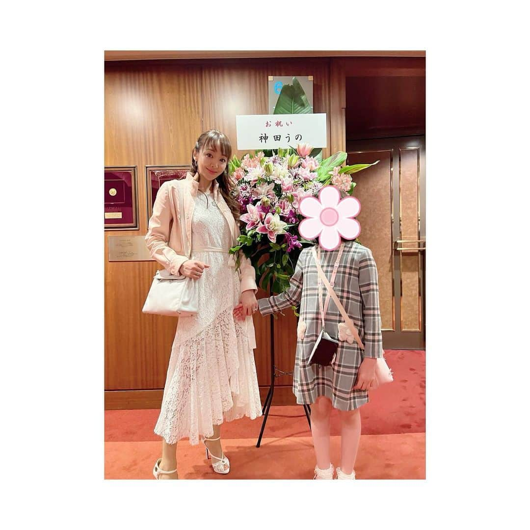 神田うのさんのインスタグラム写真 - (神田うのInstagram)「日曜日は、日本フィルハーモニー交響楽団さん💕にご招待頂き♬娘💕とパパ（主人）と伺って参りました😊  指揮は女性のマエストロ西本智実さん💕  ヴァイオリンは友人の文君💕こと日本を代表する世界的ヴァイオリニストの三浦文彰さん💕 @fumiakimiura   流石の文君💕の完璧な演奏はもちろんの事、若さ溢れる男性的でエネルギッシュな素晴らしい演奏に惹き込まれました‼️  娘本人も弾いた事のあるブルッフを尊敬している文彰大先生💕が演奏しているのを食い入るように観て（聴いて）感動しておりました🤣  マエストロ西本智実さん💕のチャイコフスキーとてもとても素晴らしかったです😍 西本さん💕の生み出す（創り出す）音楽に感情が揺さぶられ『エモーショナルな旅』へ連れて行って頂けた素晴らしいチャイコフスキーでした😍 そしてまた、初めてお目にかかりましたが、とても魅力的なお人柄で益々尊敬の念に堪えません❤️  素晴らしい音楽をお届け下さりありがとうございました😍  #家族でコンサート#娘とコンサート#親子でコンサート#日本フィルハーモニー交響楽団#日本フィル#指揮者#マエストロ#西本智実 さん#ヴァイオリニスト#三浦文彰 さん#サントリーホール#神田うの#unokanda」5月24日 15時08分 - unokandaofficial