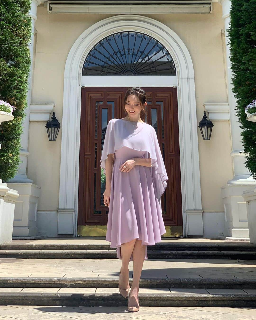 山崎みどりさんのインスタグラム写真 - (山崎みどりInstagram)「結婚式の参列ドレスは @colordressginza の @rinfarre_official 新作ドレスにした💜  ラベンダーカラーの 膝下丈で後ろが長めのシルエットで、鮮やかカラーだけど上品に💜  ドレスはノースリーブだから 結婚式の参列ということで上からラベンダーのケープを重ねた💜  このケープ、 ボレロタイプだけど、 二の腕にえるボタンを留めたら袖が出来上がり、ショールにもなるから腕にしっくりくる♡  被る時にヘアセットも崩れにくいデザインで、シリコン付きでズレ落ち防止効果あり♡  二の腕、ヒップがしっかり隠れる丈だから体型隠しにも◎ という優秀さ♡  歩いたらふわふわ揺れるのが1番のお気に入り💜  ラベンダーカラードレス　品番 [cd-k05656p] シースルーボレロ　品番［e022um］ ✔︎ボレロは他のカラーやレースもあるよ♡ ────────────────────────── #結婚式#結婚式コーデ #結婚式お呼ばれ #参列コーデ #partydress #結婚式ドレス #結婚式ヘアアレンジ #参列ドレス#weddingparty #ラベンダードレス#lavendercolor #春ドレス#上品コーデ」5月24日 15時30分 - midori_yamasaki_