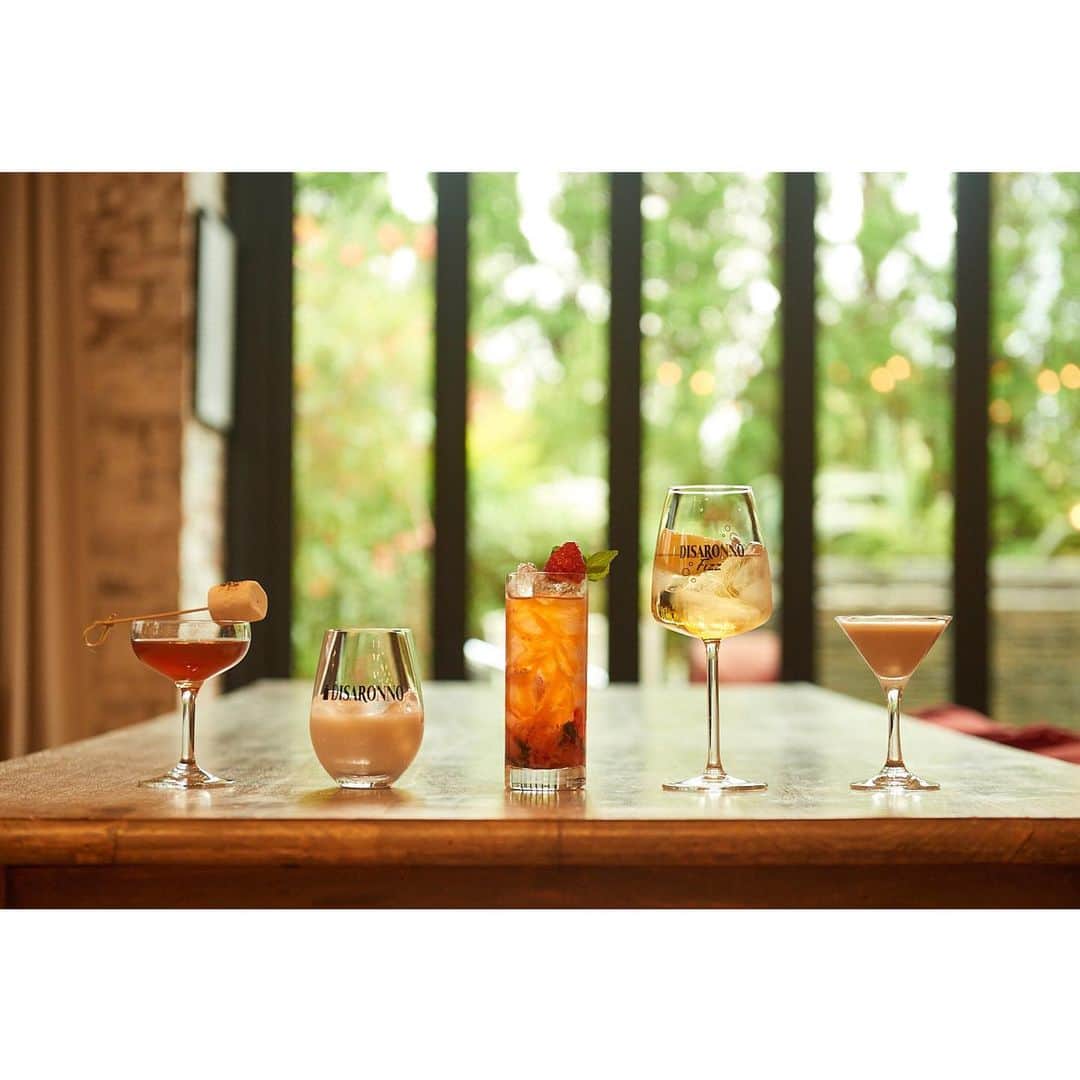 豊田エリーさんのインスタグラム写真 - (豊田エリーInstagram)「🥂 先日、『Disaronno Day』のお祝いイベントに参加し、 乾杯のご挨拶をさせていただきました！  ディサローノ・デーは本来4月19日なので、 感染対策、安全確保の観点から1ヶ月遅れでの開催となりましたが、 こうしてひとつの場所に集まり、 みんなでお祝いできるというのは特別なことだなと、 とても嬉しい気持ちになりました🥳 予防しつつ、心の栄養補給も大切にしていきたいです🌱  会場では、 日本を代表するバーテンダーの山本圭介さんに オリジナルカクテルを作ってもらいました！ ピーナッツバター、焼きマシュマロを使ったものや、 旬のいちごが入った爽やかでキュートなモヒートなど、 他ではなかなか味わえない！スペシャルなカクテル🍹 旬のフルーツは、自分で作るときにも取り入れてみたいな。  みなさんもぜひ、ディサローノを使ったカクテルを楽しんでくださいね😘  イベントの様子はディサローノの公式Facebookでも発信されていくそうなので、 Facebookで「ディサローノ JP」と検索してみてください！  #ディサローノ #ディサローノアンバサダー #DOLCEVITA #本当の自分はもっと楽しい #ディサローノデー #PR @disaronno_official  追伸：3枚目の写真を説明せず、すみませーん！ ディサローノのボトル型のケーキです♡ かわいいですよね！」5月24日 15時55分 - ellie_toyota