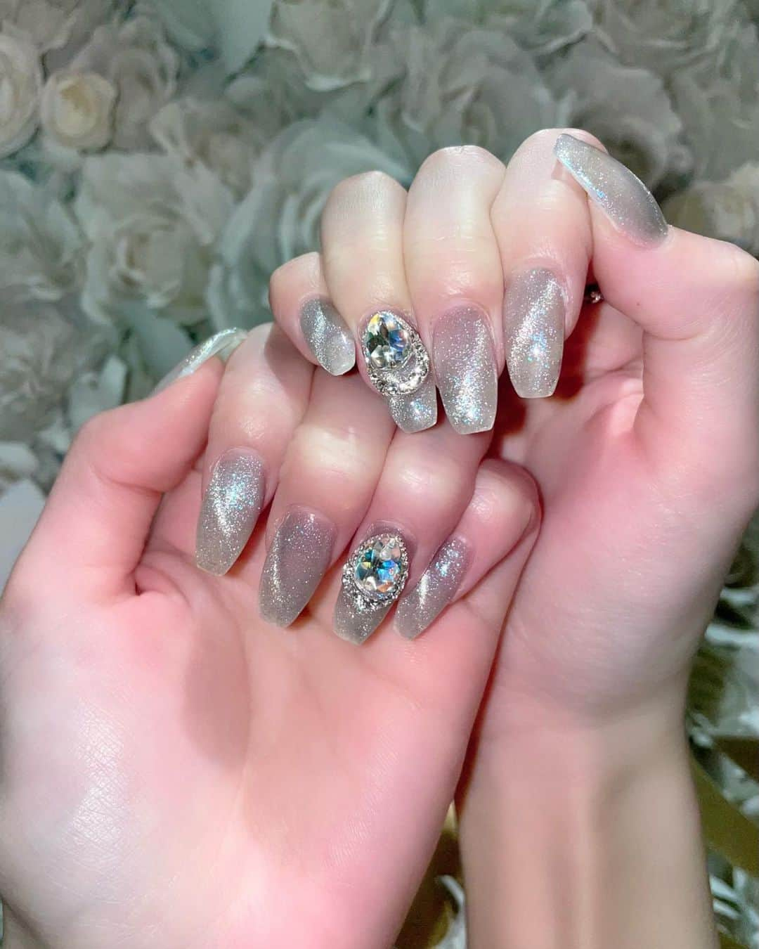 ほずにゃむさんのインスタグラム写真 - (ほずにゃむInstagram)「あふたぬーん🌿  @la_luna0624 #Newnail 💅♡✧ ブルーラメかわゆ🦋 . . . #ふいうちショット」5月24日 16時27分 - hozunyam0818