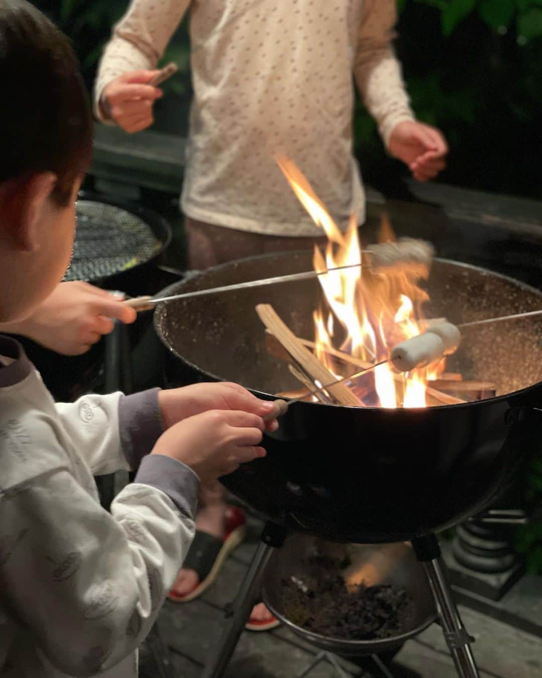 川村ひかるさんのインスタグラム写真 - (川村ひかるInstagram)「❤︎  週末のグランピング🏕 美味しいお肉とお酒を持ち込んで母子5ファミリーで楽しみました♫  キャンプ場でのお料理は火鍋と子供達には焼き窯があるので焼きたてピザをオーダー  息子は焼きマシュマロと花火に夢中でした。夜は雨が降ったので翌朝に花火を楽しんだり子供達が大勢で楽しかった〜✨  今回も👦寝かしつけしながら寝落ちしてしまった……💦😴  #グランピング  #5歳男の子  #パパ一人参加しました #医学部目指す子は週末も塾 #息子も見習ってほしい」5月24日 16時56分 - hikaru.kawamura