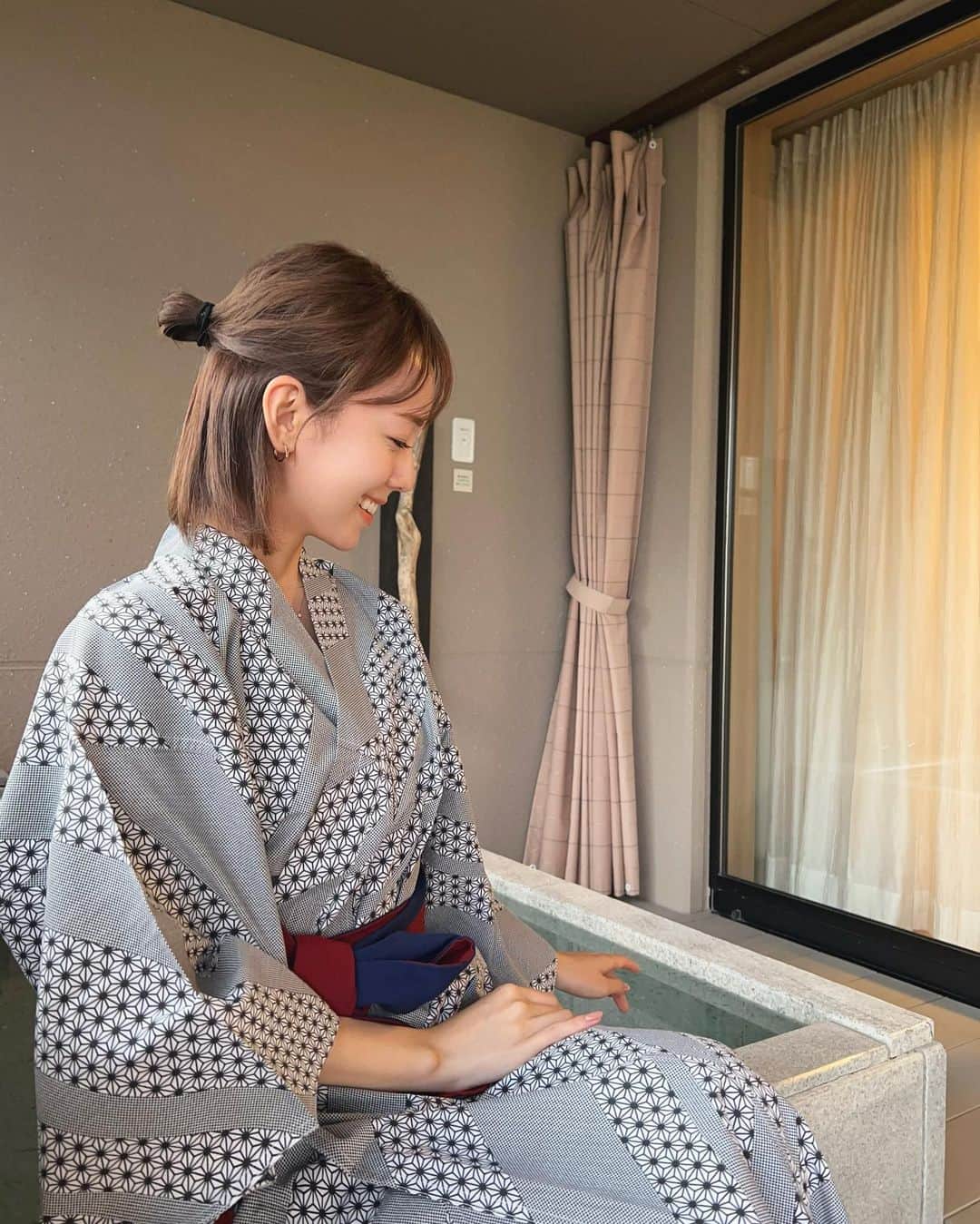 黒田真友香さんのインスタグラム写真 - (黒田真友香Instagram)「先週、急に予定が空いたので ひっそりと一人旅してきました🍂  旅と言っても京都のホテルに一泊しただけなんだけど😂笑  一人旅は久しぶりだったので 好きな時間に好きなことして、ひたすら好きなもの食べて  めちゃくちゃ幸せな旅行でした♡♡  ホテルも急遽取ったんだけど 前から気になってた東急ハーヴェスト鷹峯へ。  客室露天風呂付きのお部屋で 1人には充分すぎる空間🤣  夜は近くの焼き鳥屋さんでワインも飲んで🍷  お部屋帰ってから好きなお菓子を好きなだけ食べるっていう 普段絶対しないことをこの日だけは許しました😋笑」5月24日 17時03分 - kurodamayukaxx