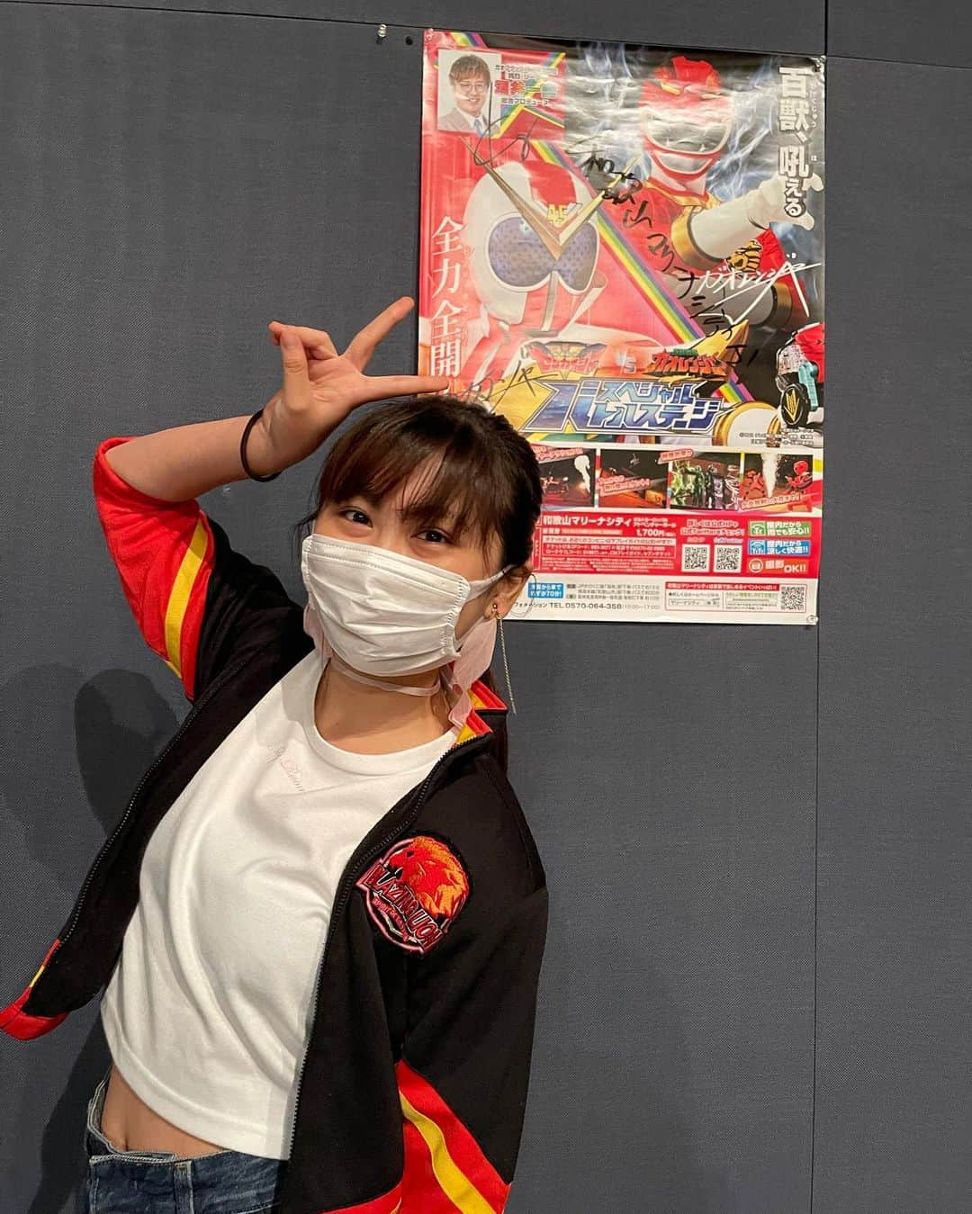 須田理夏子さんのインスタグラム写真 - (須田理夏子Instagram)「🦖✧* ・ ・ ・ 『暴太郎戦隊ドンブラザーズ』 観て下さった皆さんありがとう〜😊 一瞬でしたが、りかのこと見つけてくれた？  2〜4枚目の写真は 昨年観に行った『ゼンカイジャー VS ガオレンジャー スペシャル バトルステージ』 着てるパーカー実は、お兄ちゃんが昔着てたガオレンジャーパーカー120サイズ😆 今のりかでも着れたよ笑  最後の写真は、 りかが大好きだった戦隊でもある マジレンジャー 昔パネルで撮った時の📸   #戦隊  #暴太郎戦隊ドンブラザーズ  #ドンブラザーズ  #アイドル  #idol  #アイドル衣装  #ゼンカイジャー  #ガオレンジャー  #マジレンジャー  #幼少期」5月24日 17時12分 - sudarikako