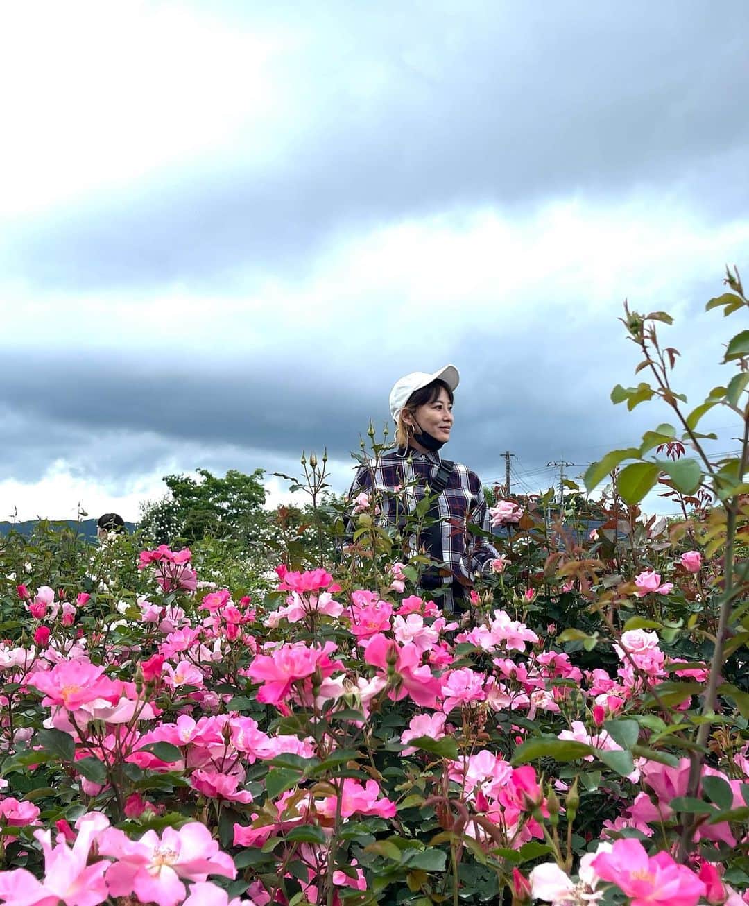 鈴木砂羽さんのインスタグラム写真 - (鈴木砂羽Instagram)「薔薇の季節ですね🌹 毎年この季節に各地のバラ園に 行ってます🥀  茨城フラワーパークは 今まさに見ごろです。 園内はあらゆる種類の 薔薇🌹薔薇🌹薔薇🌹 で溢れておりました〜✨  恒例の 「永遠のヴァンパネラ🩸 ポーの一族🥀」 ポーズで撮りましたが 今年はできが良くないから却下（特に顔が‼）️🤣  #バラ園 #いばらきフラワーパーク  #バラソフトクリーム　🍦  #君は薔薇薔薇という感じ  さぁ〜♫ っていう田原トシちゃんの歌知ってる？」5月24日 17時52分 - bombon_sawa