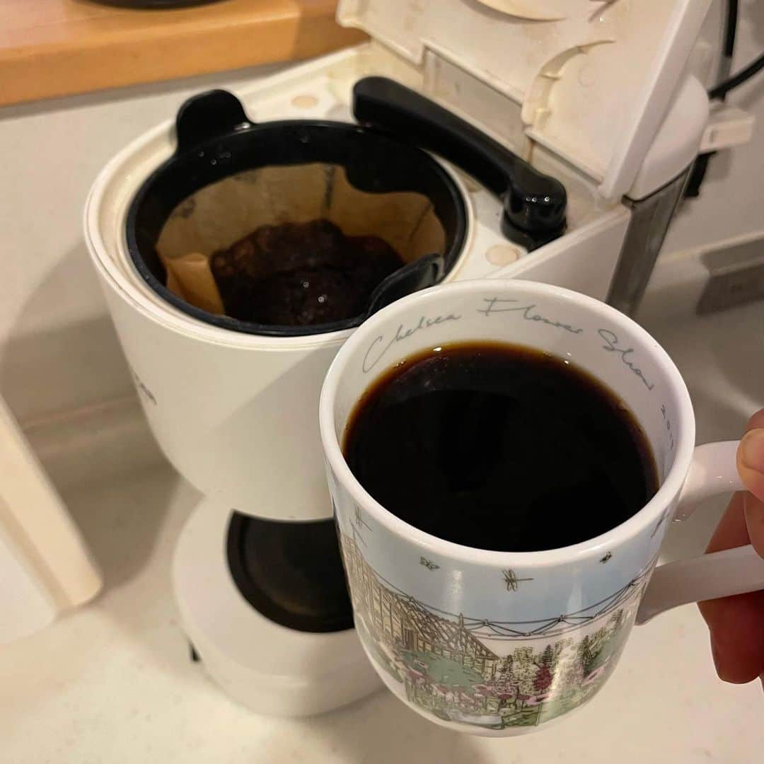 水野真紀さんのインスタグラム写真 - (水野真紀Instagram)「なんか嬉しい😭✨  スターバックスでコーヒー豆を購入したところおまけを頂きました🙇🏻‍♀️🙏 コピーとはいえ手書きの一言メモって嬉しいものですねぇ😭✨  ウチのコーヒーメーカーは 超シンプルな普通の品でございます🙆🏻‍♀️洗うの楽よ😜  #スターバックス」5月24日 18時28分 - maki_mizuno_official