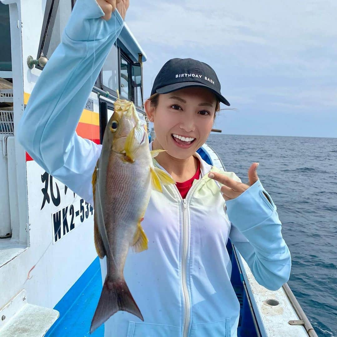 市原彩花さんのインスタグラム写真 - (市原彩花Instagram)「和歌山でイサキ釣り🎣  5月になると行きたくなるイサキ釣り♪ 今回も日高町の#岬丸 さんの船に乗せてもらったよ🛥  この日は気候も良くて、5時間で3人で123匹も釣ったよ！🤩 しかも常連さん方をさしおいて、イサキ釣り2回目の私がこの日の竿頭(サオガシラ:1番釣った人)だったみたいで大変恐縮でした🤣 多分50匹近く釣ったし、大きいのも釣ったよ😚  イサキ釣りって初心者でもたくさん釣れるし、美味しいし、最高＼(^o^)／  次は夏のイカ釣り行ってみたいな〜🦑❤️  #イサキ#イサギ#イサキ釣り#イサギ釣り#釣り船#和歌山#wakayama#釣り#fishing#fishinglife#fishingfun#釣りガール」5月24日 19時36分 - ayaka_ichihara