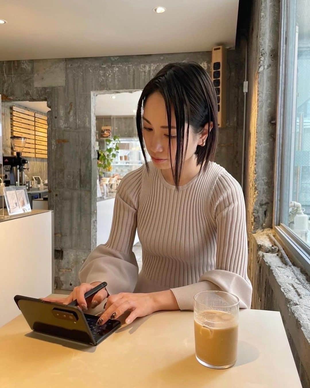 寺田有希さんのインスタグラム写真 - (寺田有希Instagram)「PCを持ち歩くのが大変すぎる😱！ と悩んでいたところにお話をいただき、実はこの度、2画面スマホデビューをしました🙌✨  今年の頭に日本でも発売となった、 「Surface Duo 2」です📱✨  2画面のやつ初めて使ったけど、すごいんだね😳！  左右の画面で、それぞれ違うアプリを立ち上げれる！ これがすごいし、めっちゃ便利😳！  職業柄、動画とか原稿のチェックをすることが多いんです。 それをスマホでやろうと思ったら、気になった部分をメモするために、一度確認画面を閉じて、メモアプリ立ち上げて、書いて、また確認画面に戻る、って往復を何度もやらなきゃいけなくて… できなくはないけど、時間かかるし面倒で😨  「Surface Duo 2」なら、確認とメモが同時にできる！！！ スマホでは開けないデータも、この子なら開けたりするし！ 便利やー😂✨ 本を出した時に、そばにいてほしかったぜ😂笑  私は確認作業の他に、 7月に出演が決まってるミュージカル準備も始まったので！ 「譜面見ながら、キーボードで音取り」したり、 「zoom会議しながらメモ」したり、 「TwitterとInstagram、SNSを同時確認」したりしてるよ！ あと、メール確認も2画面だとめっちゃ効率よくできる！右画面でメール見てて、添付ファイルをタップしたら、勝手に左画面にファイルの中身が映し出されたりするのよ😳！ すごい便利😳✨  メモアプリとかも充実してるし、タッチペンもあるから、職業とか用途によって使い方考えたら、この2画面はかなり活躍してくれると思います🤔✨  折り畳んだらKindle読むのにいいサイズで！ 本が読む気になれたのもありがたい😂✨  ロック解除が指紋認証なのも楽だね👏  と。 PC並みの活躍をしてくれるのに、小さいバッグに入ってくれるってのがもう！！！ ありがたすぎます😂👏 お気に入りのバッグにもすっぽり！ 男性ならパンツのポケットで充分入ると思う🙆‍♀️✨  外で仕事をしなければいけない時、PC入れた大きくて重いトートバッグをわざわざ提げて、外出してたんだけどさ💦  これで重いデカいトートバッグから解放されるかも🥺✨  「PC作業が多い」 「でも外出もしなければいけない！」 そんな人にはめっちゃオススメ👍  私ももうちょっと自分なりの使い方を研究して、PC持ち歩き生活から脱却したいなって思ってます😤✨  2画面スマホかあ。 今まで選択肢になかったけど、これはだいぶアリです🙆‍♀️✨ #surface #surfaceduo2 #pr #duo2レビュー #もうスマホには戻れない #スマホ #スマートフォン #ガジェット #フリーランス #フリーランス女子 #寺田有希 #teradayuki」5月24日 20時00分 - terada_yuki